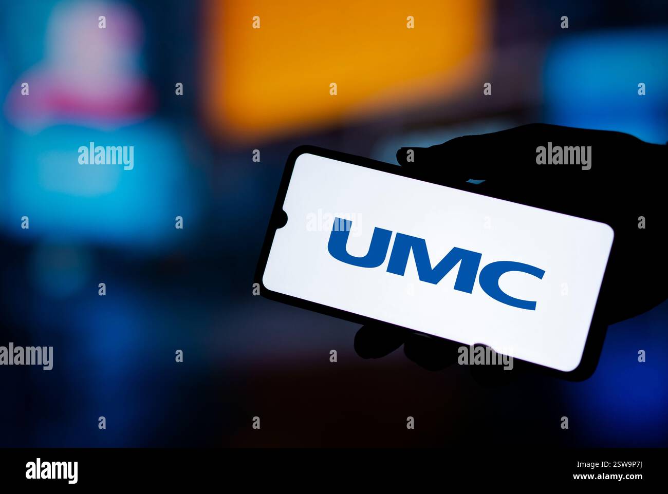Dhaka, Bangladesh- 05 novembre 2024 : le logo de United Microelectronics Corporation (UMC) est affiché sur le smartphone. Banque D'Images