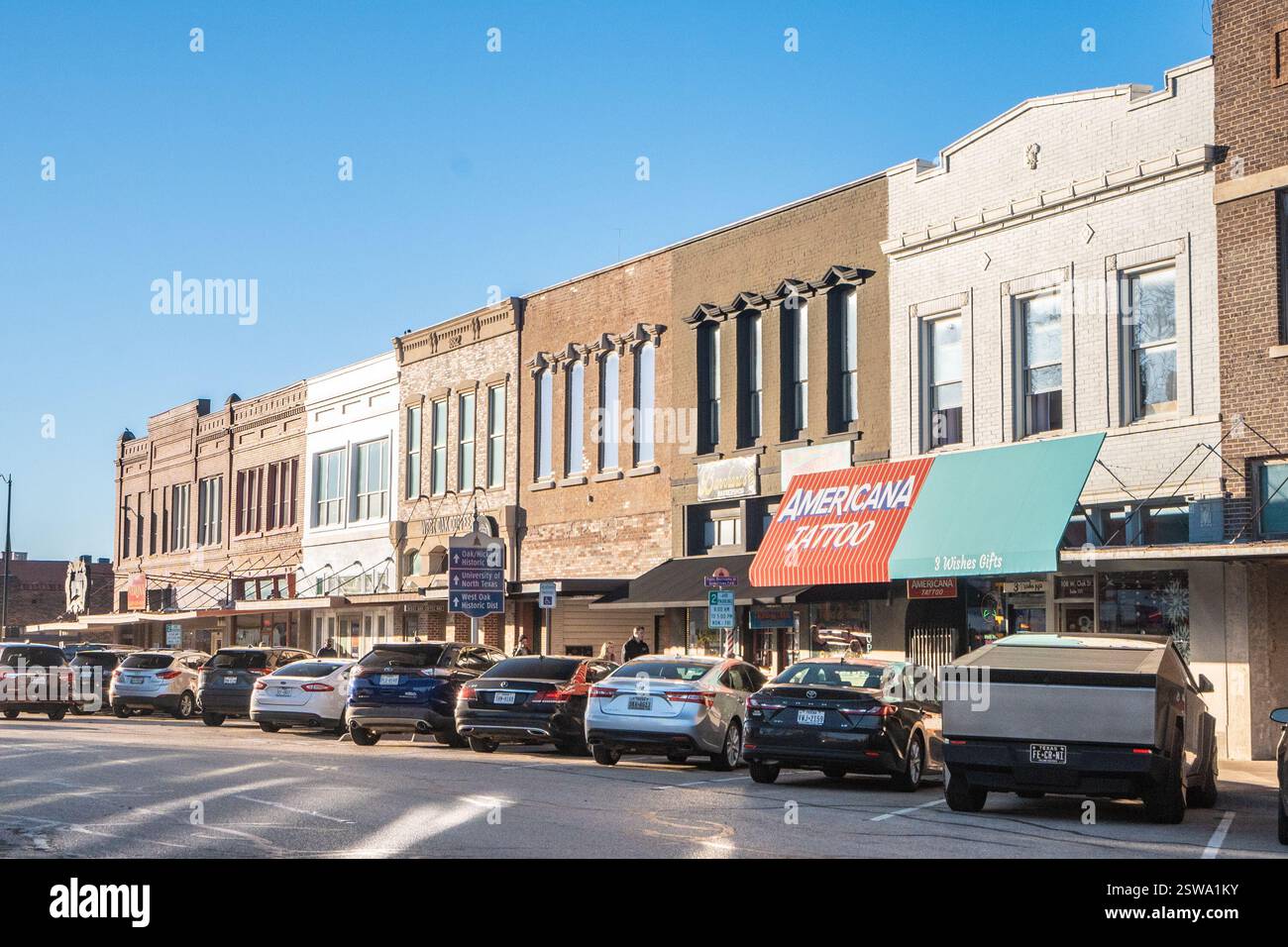 Denton, Texas - 31 janvier 2025 : scène de rue vue du centre-ville historique de Denton Texas dans la région de Dallas-Fort Worth, Banque D'Images