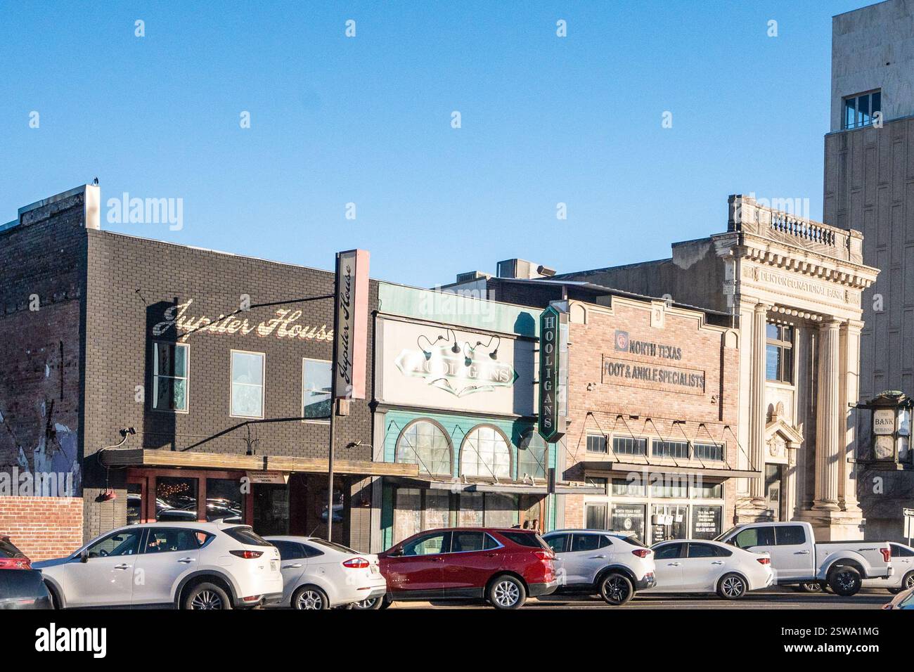 Denton, Texas - 31 janvier 2025 : scène de rue vue du centre-ville historique de Denton Texas dans la région de Dallas-Fort Worth, Banque D'Images