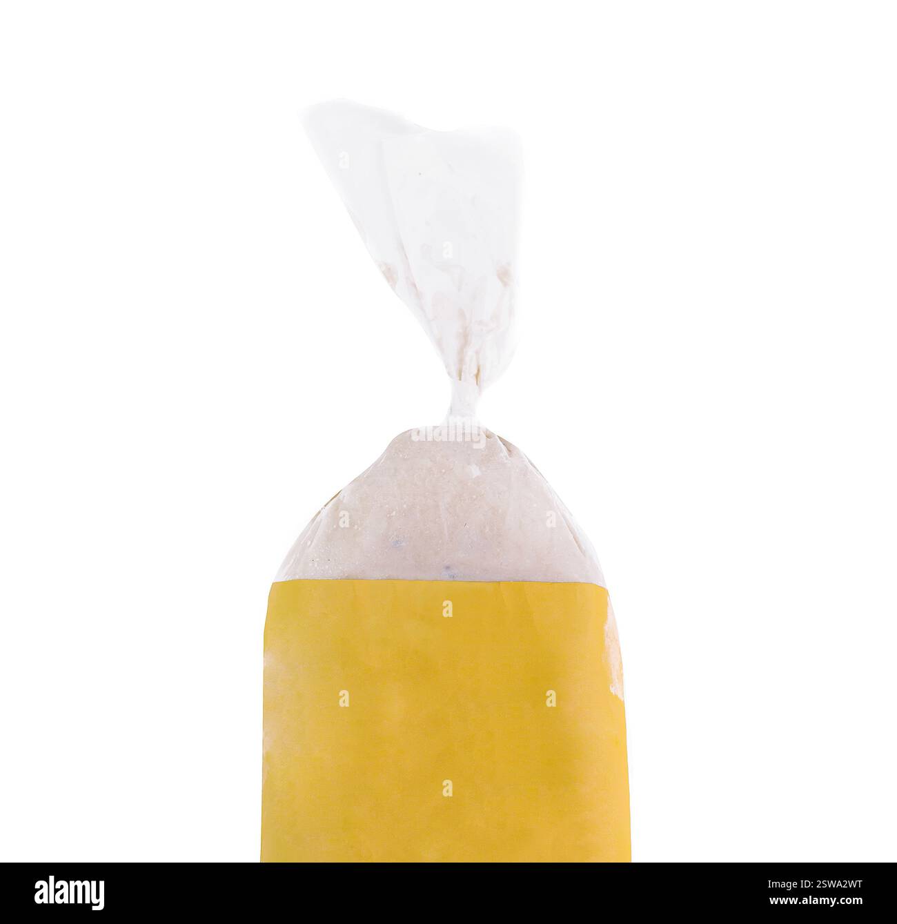 Sac d'aliments congelés avec étiquette jaune debout sur fond blanc Banque D'Images