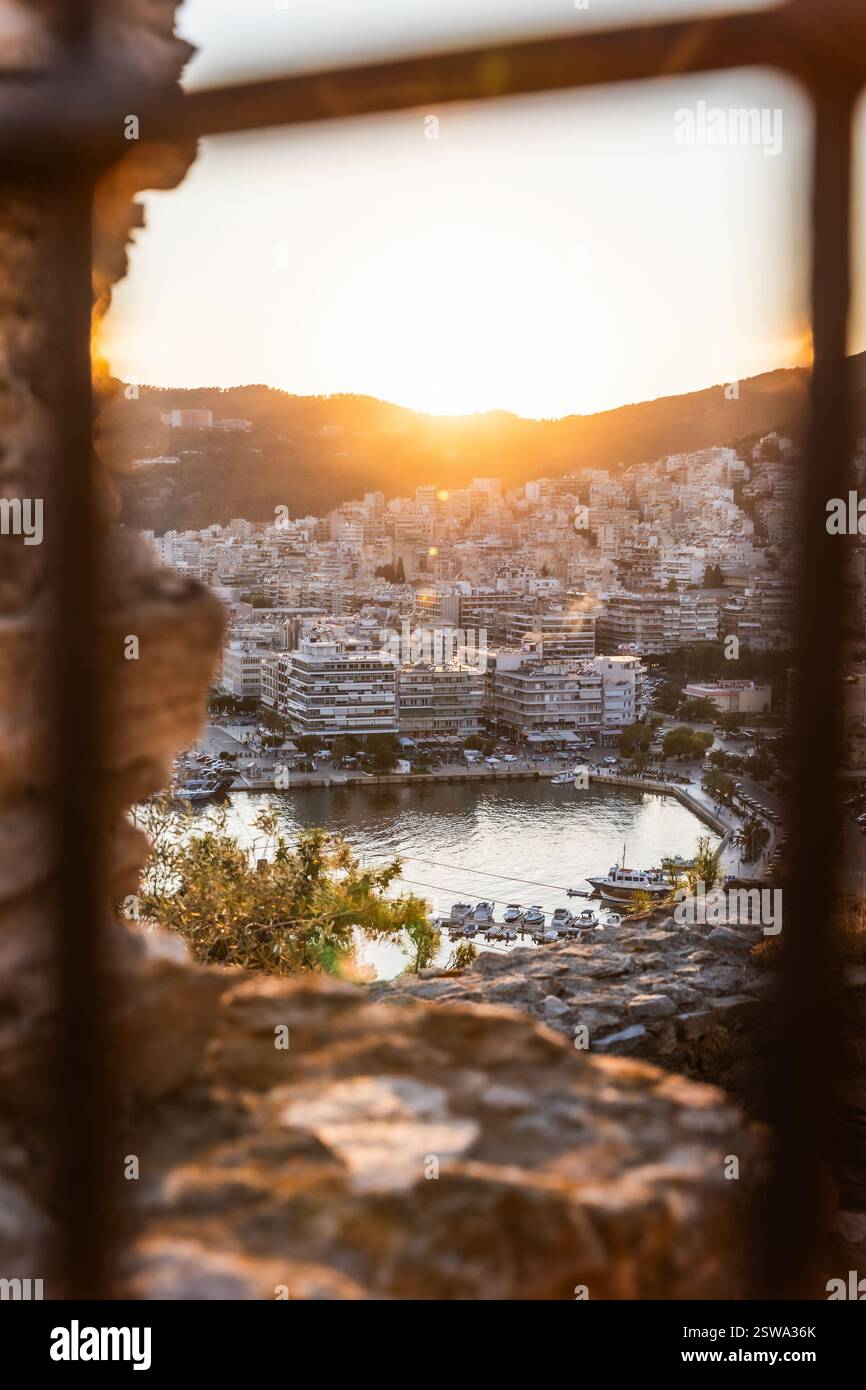 Vue panoramique de la ville de Kavala Grèce depuis la forteresse byzantine ou le château, près de l'église Panagia, couleurs du coucher du soleil. Banque D'Images