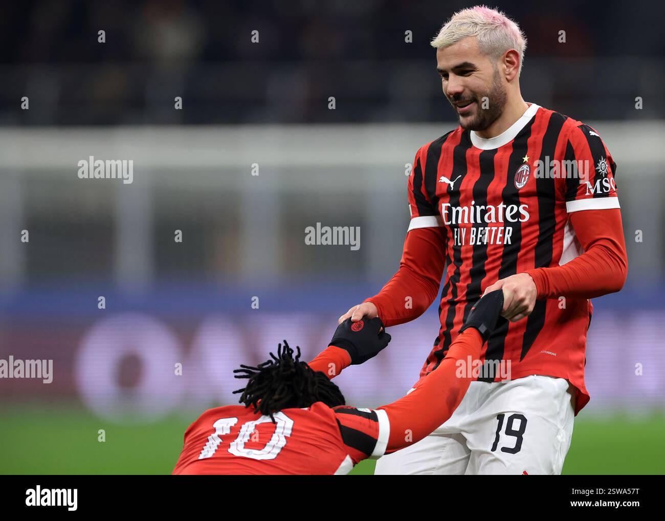 Milan, Italie. 18 février 2025. Theo Hernandez de l'AC Milan réagit en aidant son coéquipier Rafael Leao à se remettre sur ses pieds lors de l'UEFA Champions League, Play Off 2nd Leg match à Giuseppe Meazza, Milan. Le crédit photo devrait se lire : Jonathan Moscrop/Sportimage crédit : Sportimage Ltd/Alamy Live News Banque D'Images