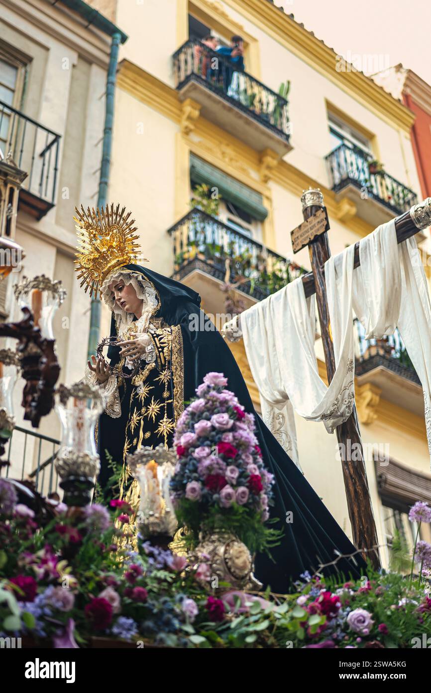 Notre Dame des douleurs sur son trône lors d'une procession de la semaine Sainte à Malaga. Son visage reflète la souffrance alors qu'elle tient la couronne d'épines du Christ. Traditionnel Banque D'Images