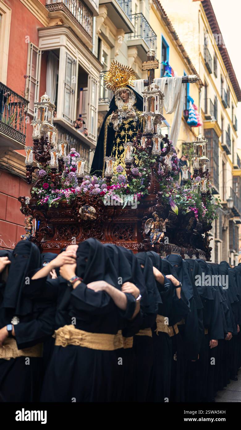 Trône de la Vierge Marie en procession dans les rues de Malaga pendant la semaine Sainte. Vierge tenant la couronne d'épines de Jésus, expression de la souffrance Banque D'Images