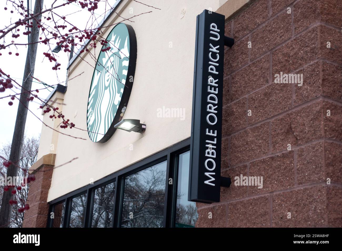 Le café Starbucks populaire avec guichet de ramassage mobile au drive pour les commandes de téléphones cellulaires. St Paul Minnesota MN États-Unis Banque D'Images