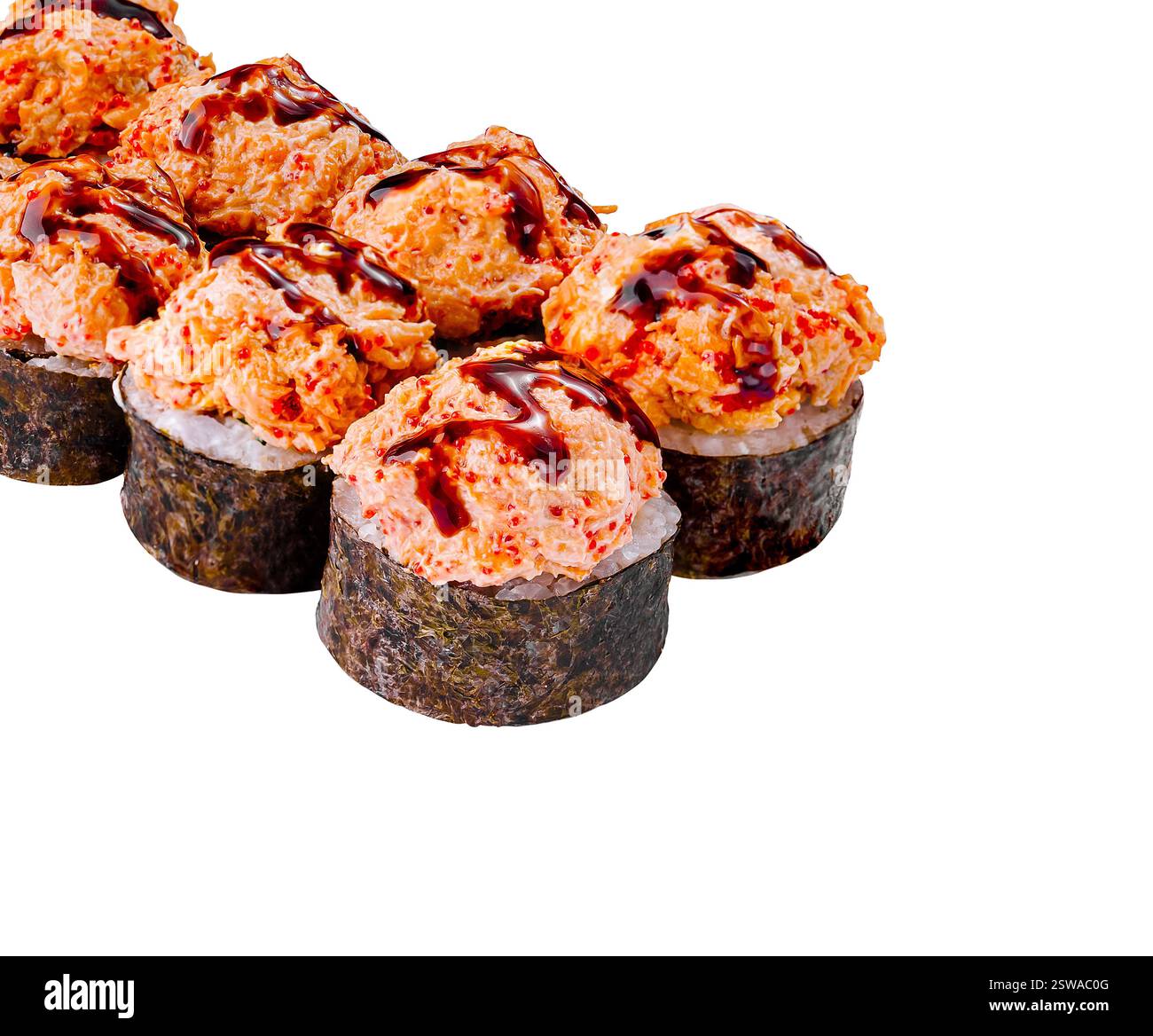 Délicieux rouleaux de sushi recouverts de fromage à la crème et de sauce debout en ligne sur fond blanc Banque D'Images