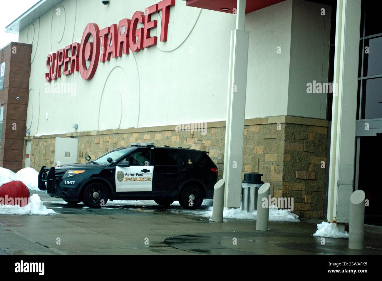 Super magasin Target avec une présence policière précise. St Paul Minnesota MN États-Unis Banque D'Images