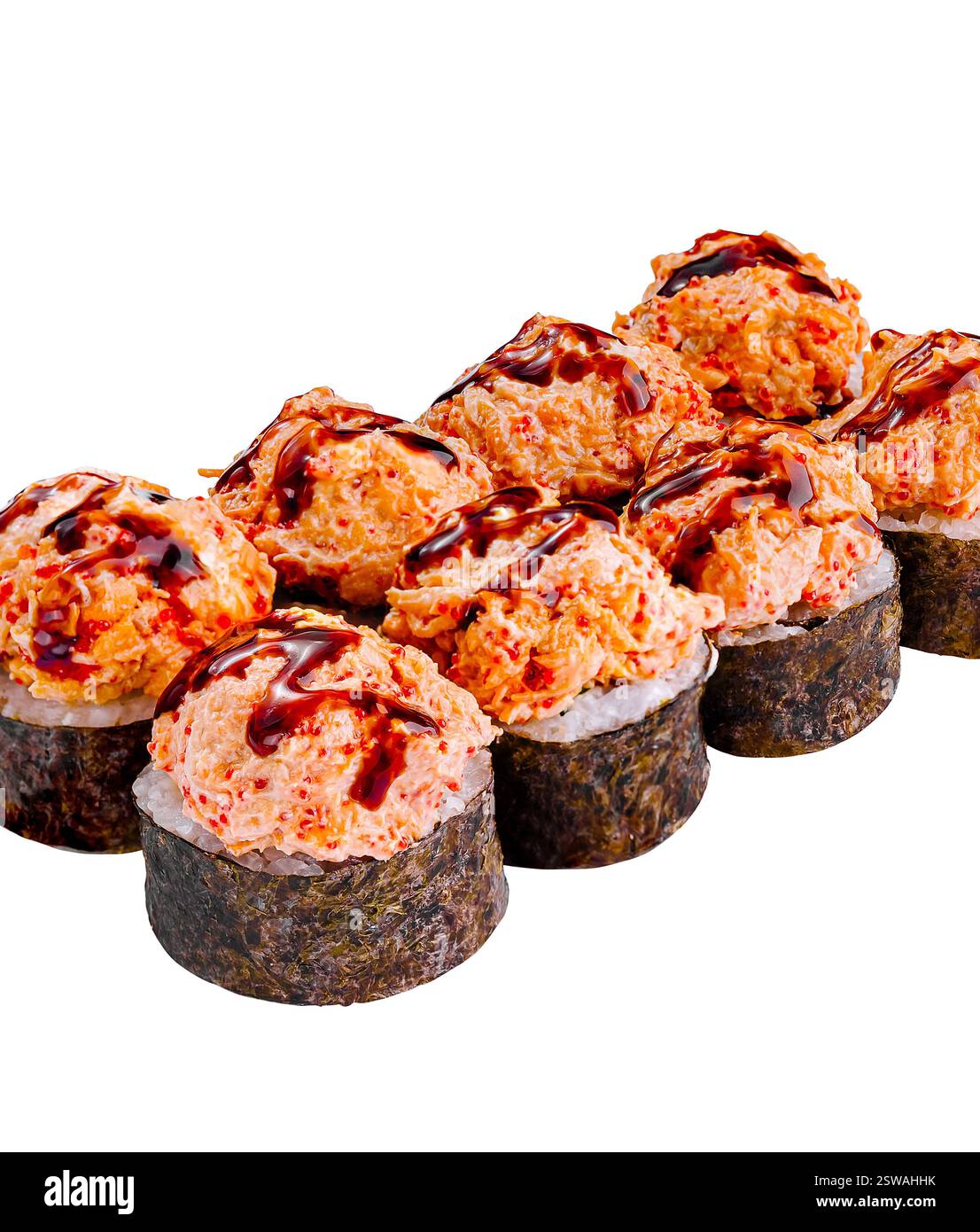 Rouleaux de sushi épicés recouverts de fromage à la crème et de sauce debout en ligne sur fond blanc Banque D'Images