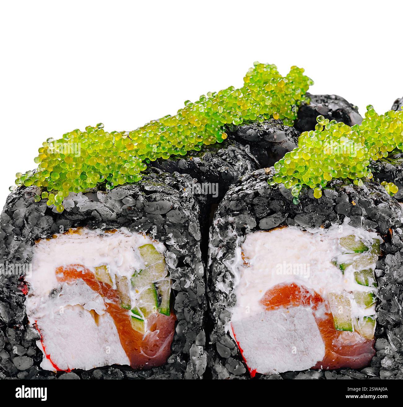 Rouleaux de sushi de riz noir décorés de caviar tobiko vert debout sur fond blanc Banque D'Images