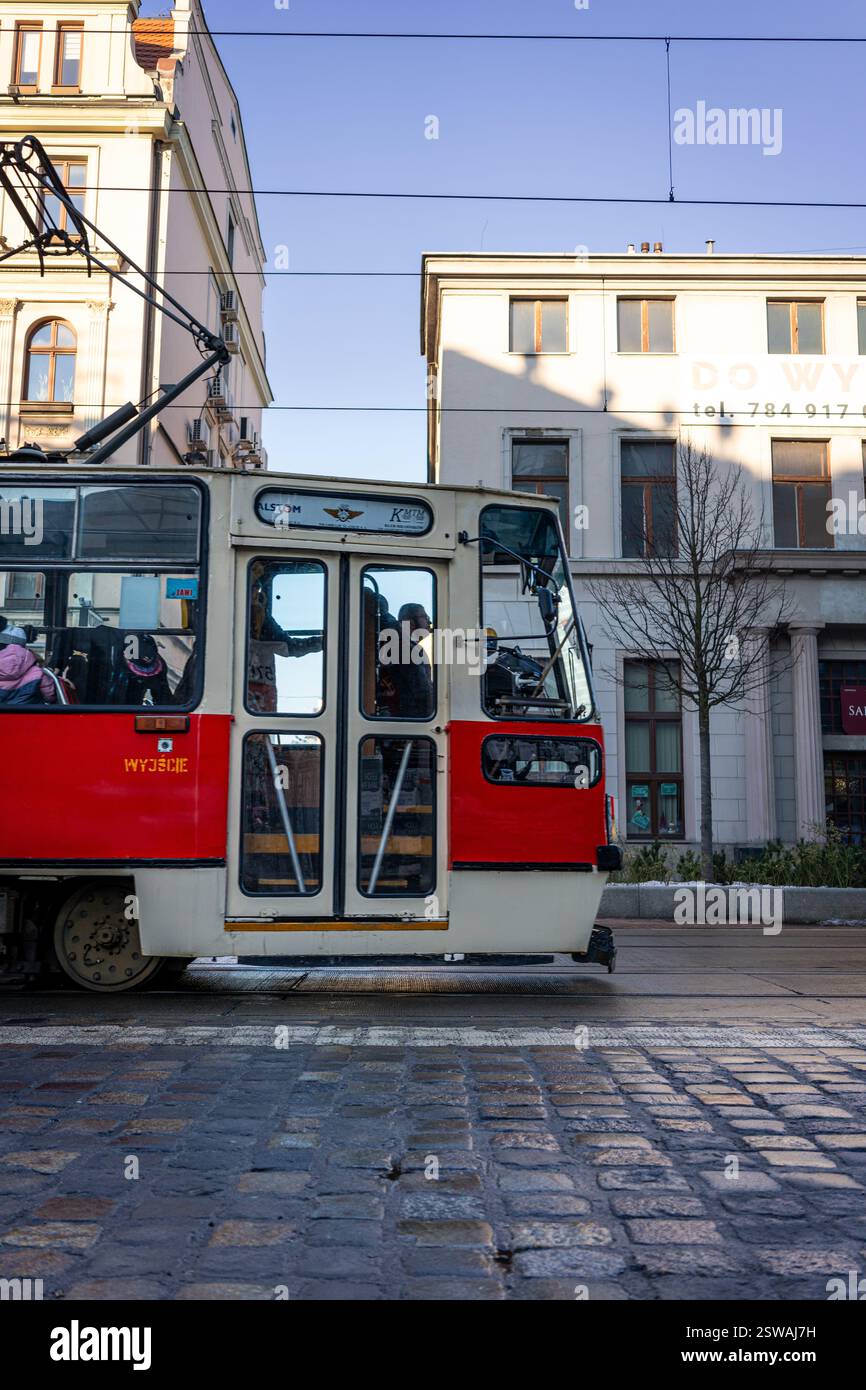 Vue latérale d'un tramway dans les rues de Katowice en Pologne Banque D'Images