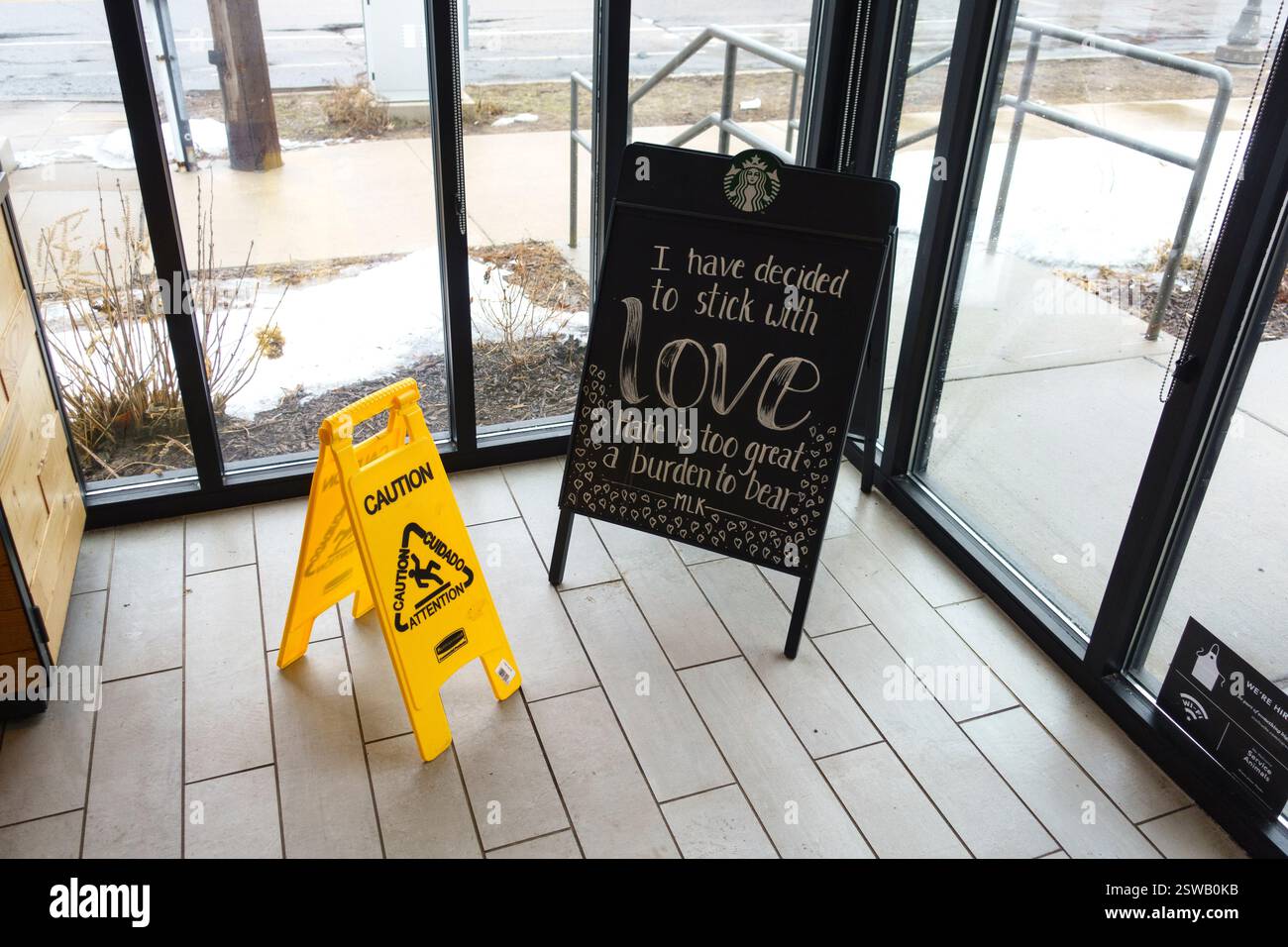 J'ai décidé de rester avec amour, la haine est un trop grand fardeau à supporter. Citation de Martin Luther King dans le café Starbucks. St Paul Minnesota MN États-Unis Banque D'Images
