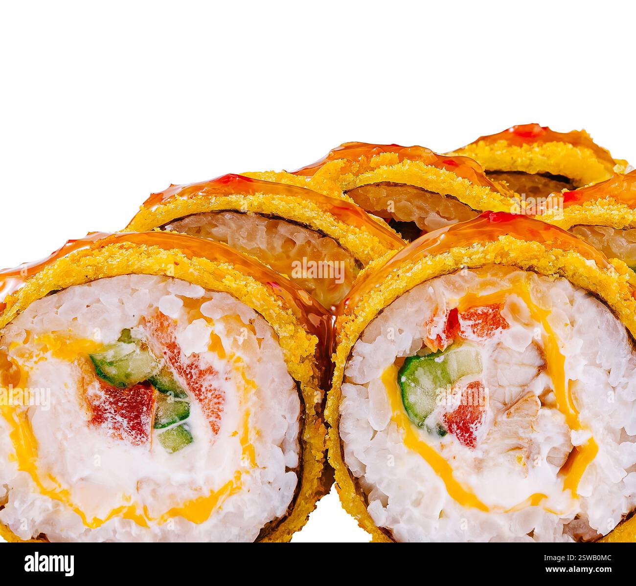 Rouleaux de sushi tempura maki recouverts de noix et de sauce couchés sur fond blanc Banque D'Images