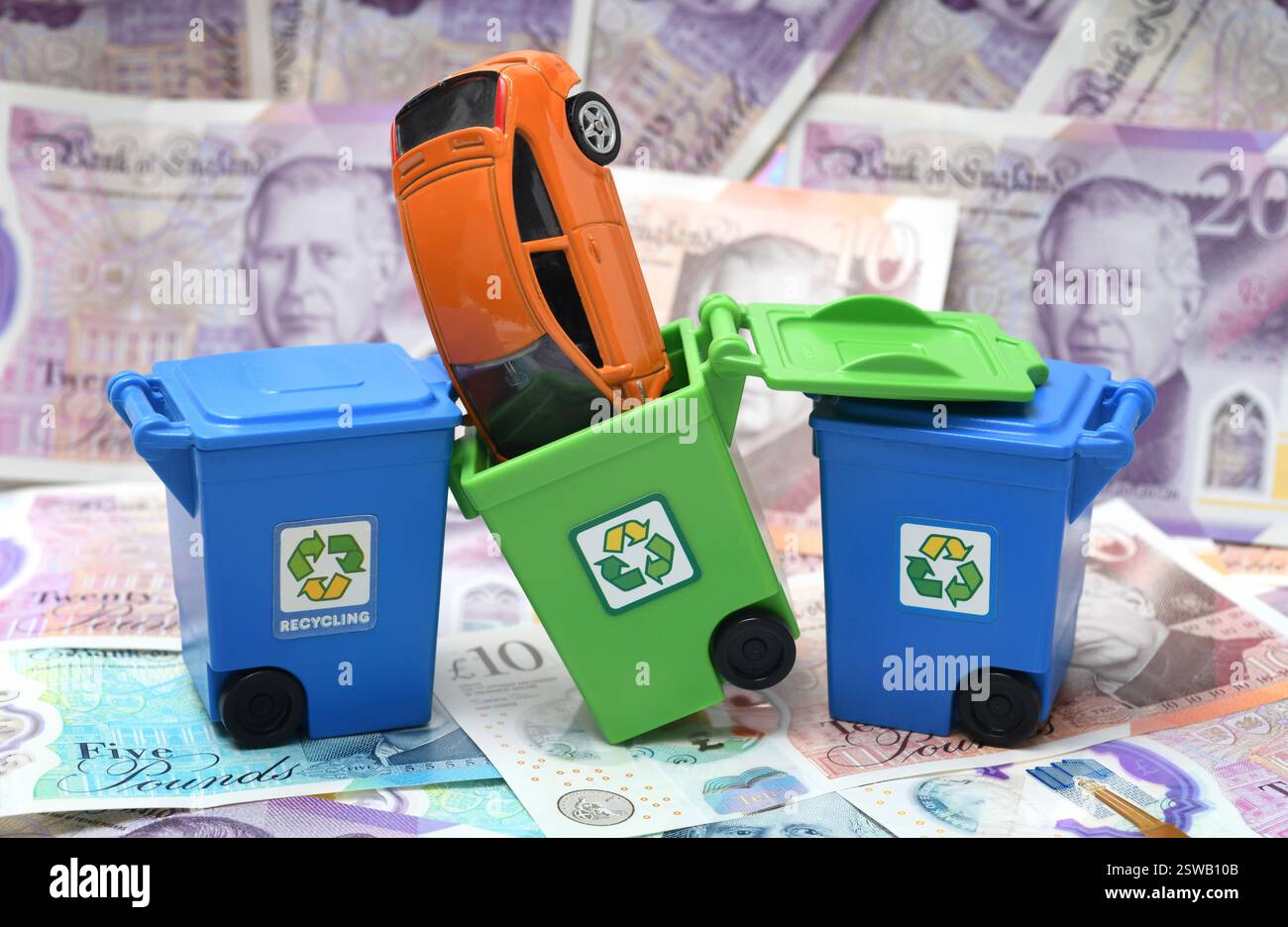 VOITURE DANS LA POUBELLE DE RECYCLAGE AVEC BILLETS DE BANQUE RE VOITURES FERRAILLE L'ENVIRONNEMENT PIÈCES RÉPARATIONS ETC UK Banque D'Images