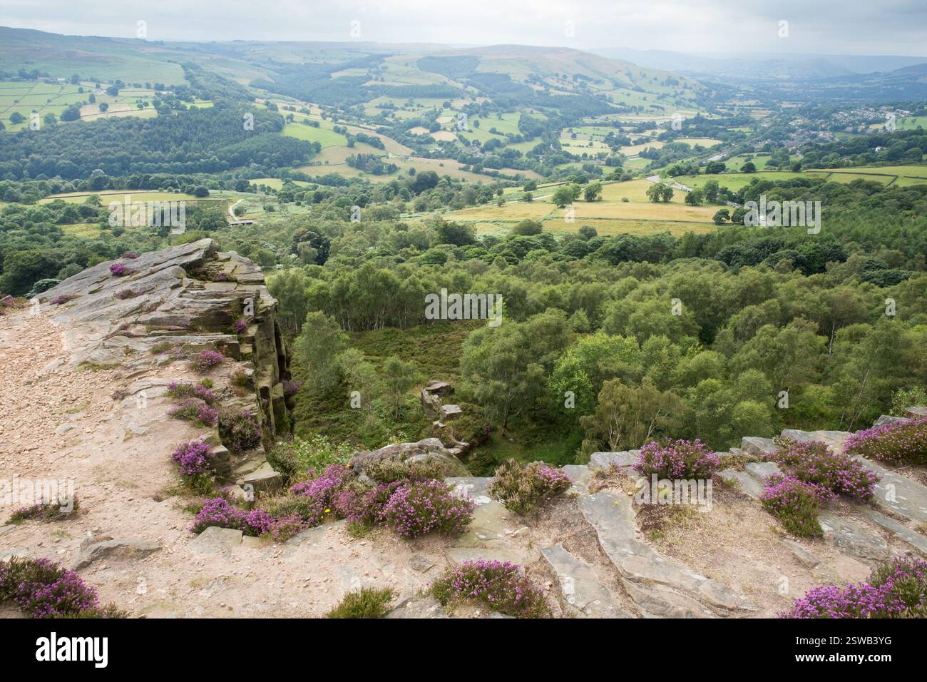 Vue depuis Stanage Edge, Peak District, Royaume-Uni, montrant le paysage de la vallée et la bruyère. vue panoramique. Banque D'Images