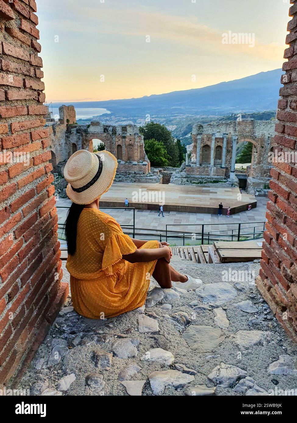 Un moment serein dans les ruines antiques au crépuscule, Taormina, le théâtre grec antique Banque D'Images