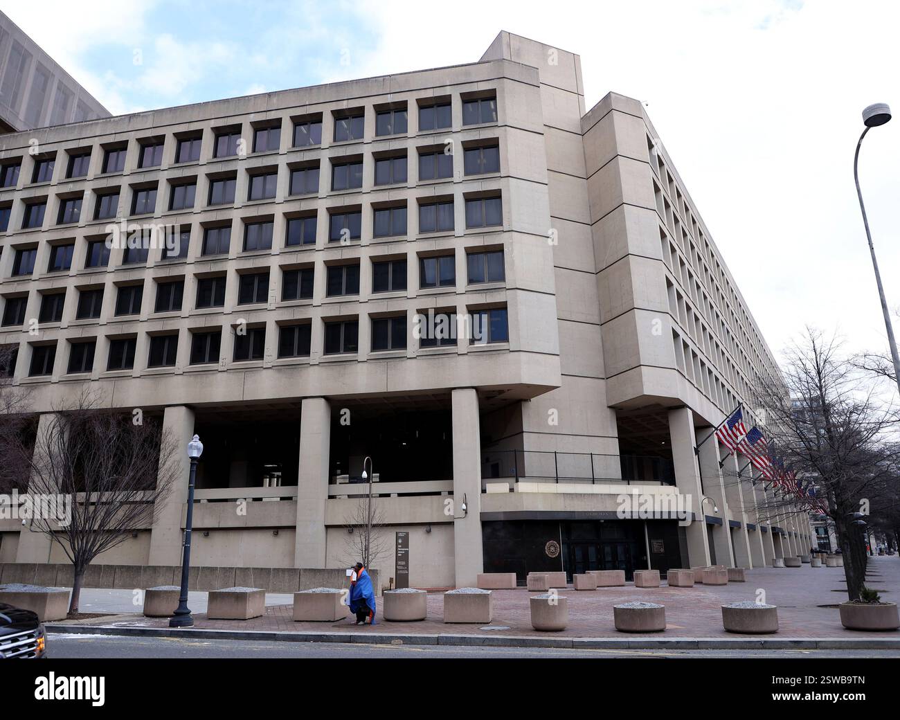 Washington DC, Virginie, États-Unis. 20 février 2025. Un homme marche à côté du siège du FBI à Washington, DC le 20 février 2025. Le Sénat américain a voté jeudi pour confirmer Kash Patel en tant que directeur du FBI, installant un fidèle fidèle fidèle du président Donald Trump et une marque de feu conservatrice à la tête de la principale agence de maintien de l’ordre de nationÃs. (Crédit image : © Gent Shkullaku/ZUMA Press Wire) USAGE ÉDITORIAL SEULEMENT! Non destiné à UN USAGE commercial ! Banque D'Images