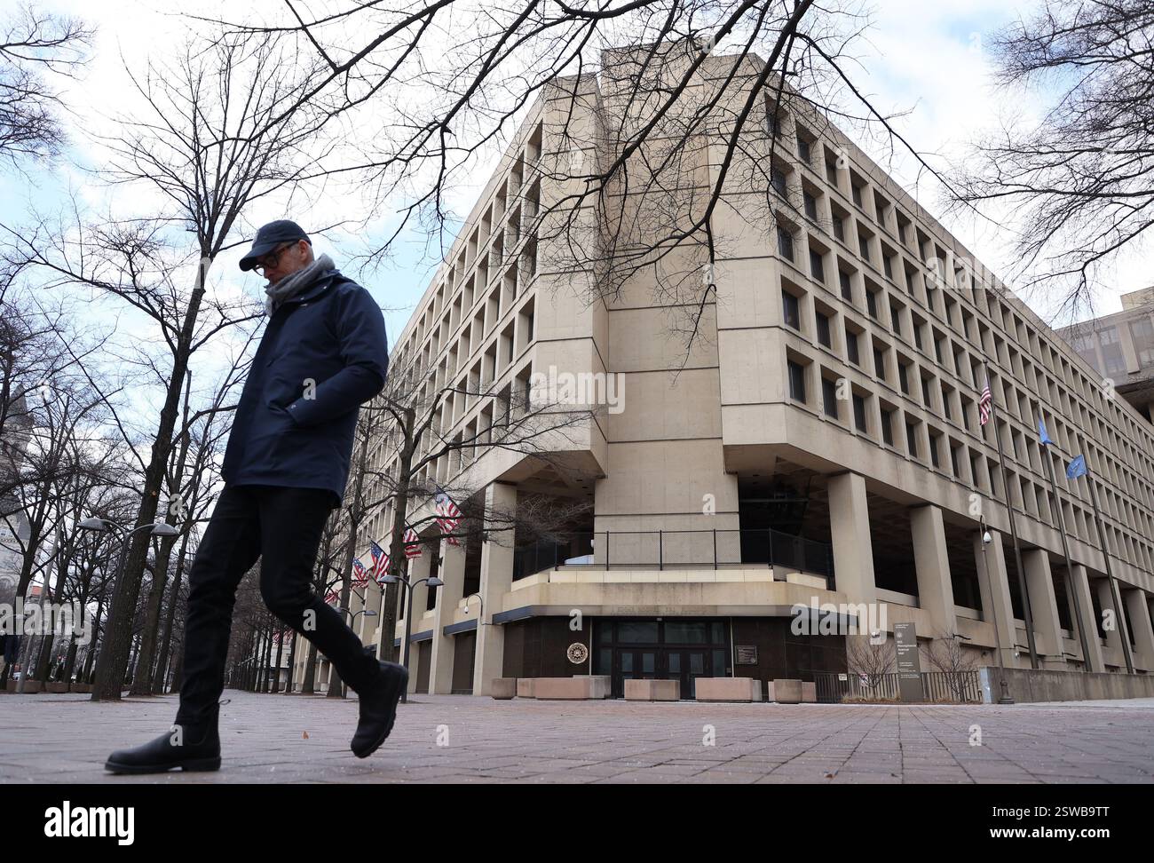Washington DC, Virginie, États-Unis. 20 février 2025. Un homme marche à côté du siège du FBI à Washington, DC le 20 février 2025. Le Sénat américain a voté jeudi pour confirmer Kash Patel en tant que directeur du FBI, installant un fidèle fidèle fidèle du président Donald Trump et une marque de feu conservatrice à la tête de la principale agence de maintien de l’ordre de nationÃs. (Crédit image : © Gent Shkullaku/ZUMA Press Wire) USAGE ÉDITORIAL SEULEMENT! Non destiné à UN USAGE commercial ! Banque D'Images
