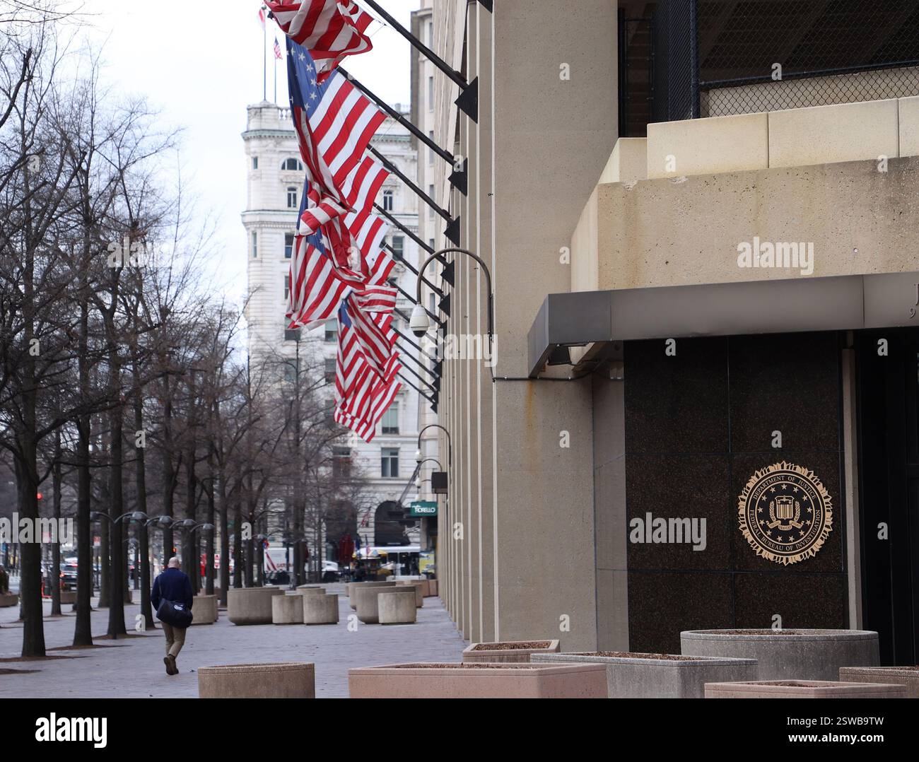 Washington DC, Virginie, États-Unis. 20 février 2025. Un homme marche à côté du siège du FBI à Washington, DC le 20 février 2025. Le Sénat américain a voté jeudi pour confirmer Kash Patel en tant que directeur du FBI, installant un fidèle fidèle fidèle du président Donald Trump et une marque de feu conservatrice à la tête de la principale agence de maintien de l’ordre de nationÃs. (Crédit image : © Gent Shkullaku/ZUMA Press Wire) USAGE ÉDITORIAL SEULEMENT! Non destiné à UN USAGE commercial ! Banque D'Images