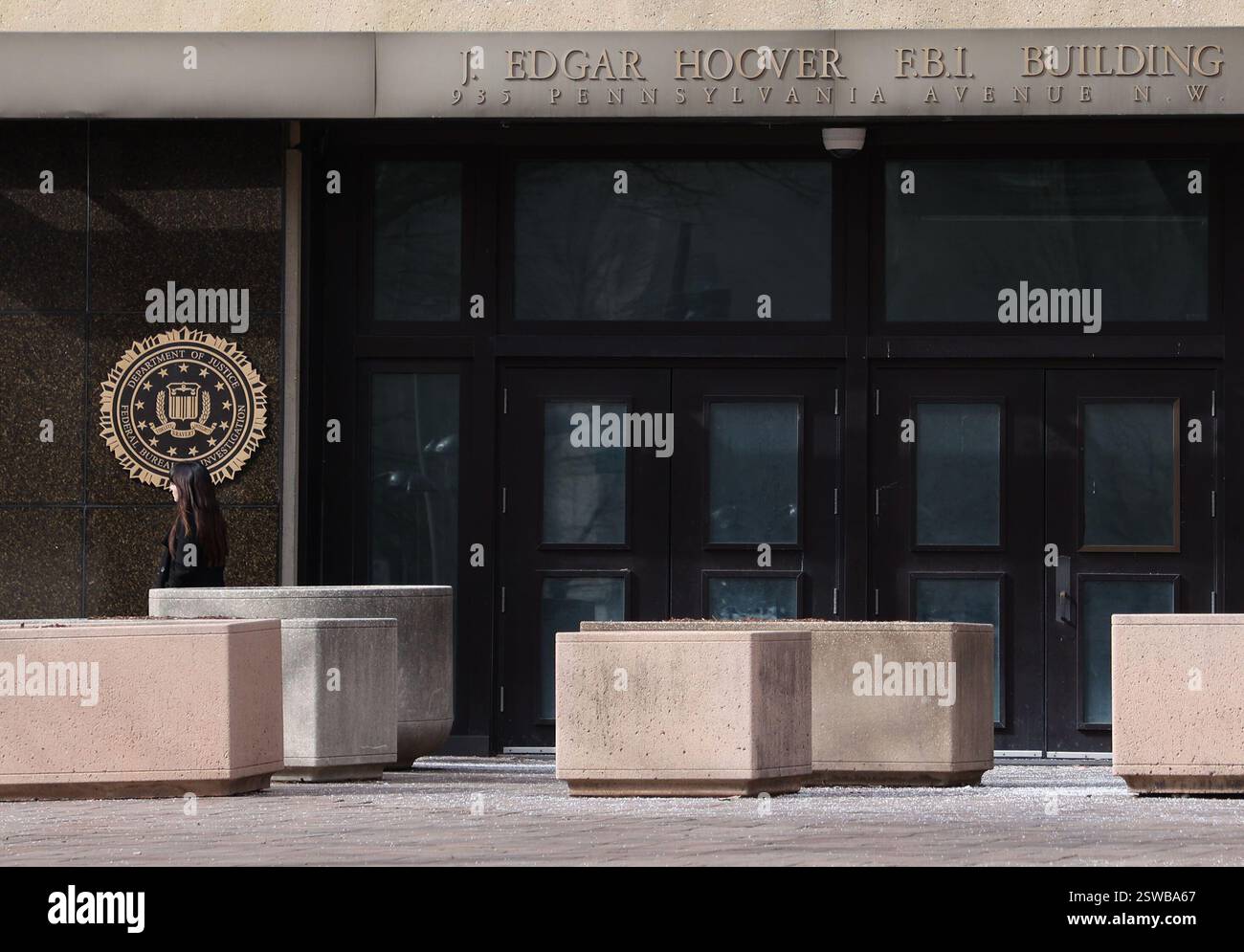 Washington DC, Virginie, États-Unis. 20 février 2025. Une femme marche à côté du siège du FBI à Washington, DC le 20 février 2025. Le Sénat américain a voté jeudi pour confirmer Kash Patel en tant que directeur du FBI, installant un fidèle fidèle fidèle du président Donald Trump et une marque de feu conservatrice à la tête de la principale agence de maintien de l’ordre de nationÃs. (Crédit image : © Gent Shkullaku/ZUMA Press Wire) USAGE ÉDITORIAL SEULEMENT! Non destiné à UN USAGE commercial ! Banque D'Images