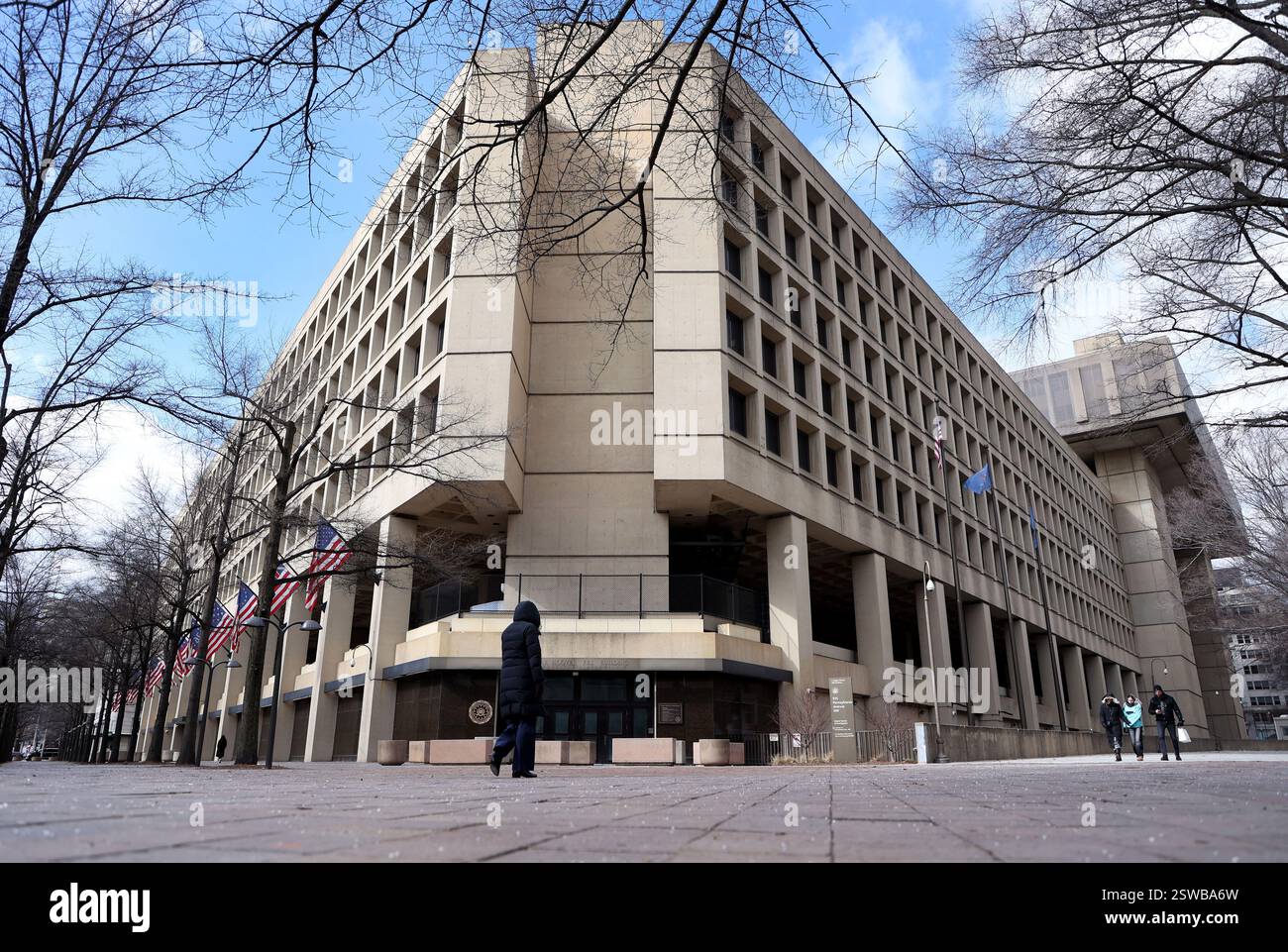 Washington DC, Virginie, États-Unis. 20 février 2025. Une femme marche à côté du siège du FBI à Washington, DC le 20 février 2025. Le Sénat américain a voté jeudi pour confirmer Kash Patel en tant que directeur du FBI, installant un fidèle fidèle fidèle du président Donald Trump et une marque de feu conservatrice à la tête de la principale agence de maintien de l’ordre de nationÃs. (Crédit image : © Gent Shkullaku/ZUMA Press Wire) USAGE ÉDITORIAL SEULEMENT! Non destiné à UN USAGE commercial ! Banque D'Images