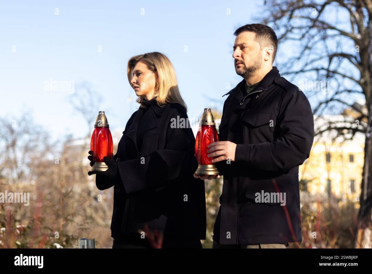 Kiev, Ukraine. 20 février 2025. Le président ukrainien Volodymyr Zelenskyy, et la première dame Olena Zelenska, à gauche, tiennent des lanternes pendant un moment de silence à l'allée des héros des cent célestes en l'honneur des morts dans la Révolution de la dignité, le 20 février 2025 à Kiev, Ukraine. Crédit : Présidence ukrainienne/Bureau de presse présidentiel ukrainien/Alamy Live News Banque D'Images