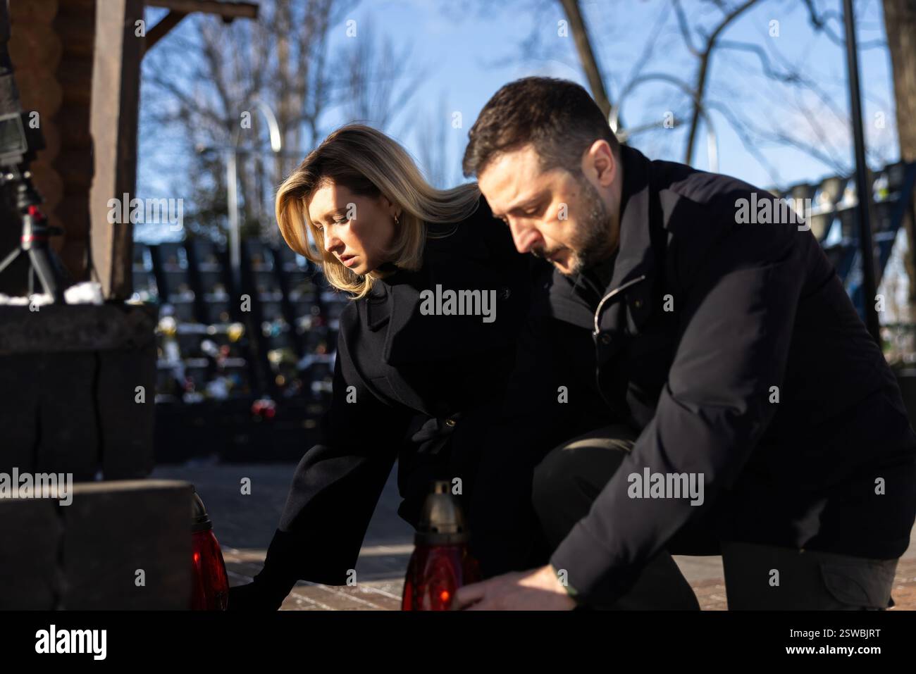 Kiev, Ukraine. 20 février 2025. Le président ukrainien Volodymyr Zelenskyy et la première dame Olena Zelenska, à gauche, placent des lanternes dans l'allée des héros des cent célestes en l'honneur des morts dans la Révolution de la dignité, le 20 février 2025 à Kiev, Ukraine. Crédit : Présidence ukrainienne/Bureau de presse présidentiel ukrainien/Alamy Live News Banque D'Images