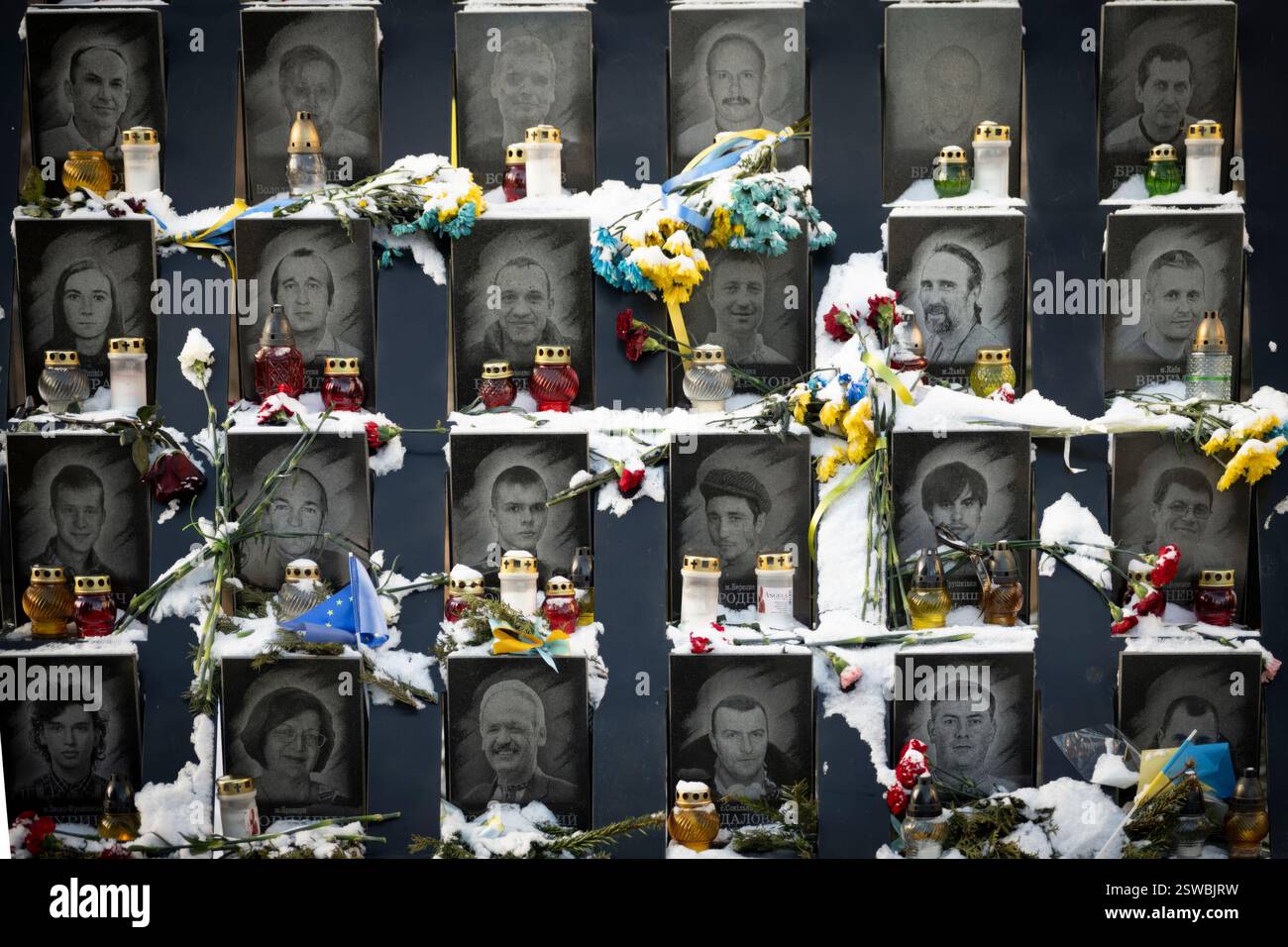 Kiev, Ukraine. 20 février 2025. Portraits des cent héros célestes, décorés de souvenirs lors de l'anniversaire de la Révolution de la dignité dans l'allée des héros, le 20 février 2025 à Kiev, Ukraine. Crédit : Présidence ukrainienne/Bureau de presse présidentiel ukrainien/Alamy Live News Banque D'Images