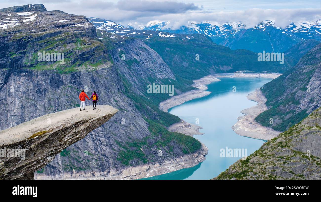 Une vue imprenable sur le fjord norvégien, Trolltunga, Norvège, Banque D'Images