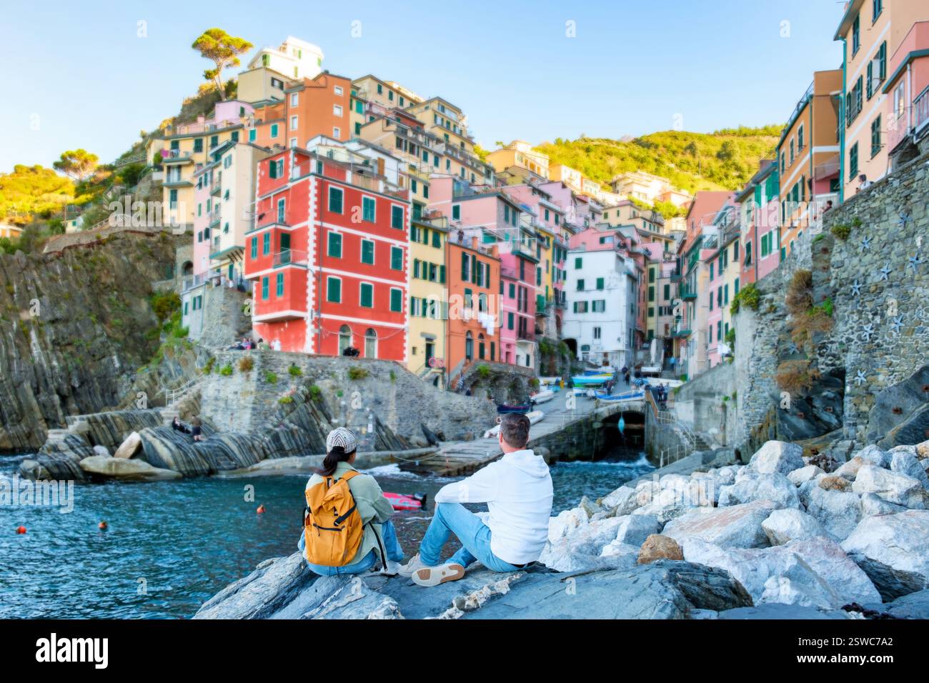 Détente par les falaises colorées de Riomaggiore dans Cinque Terre d Banque D'Images