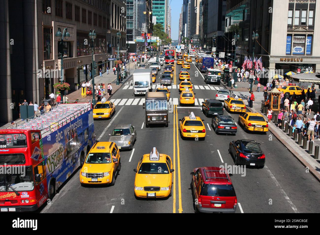 Août 2008, taxis Yellow, et circulation sur la 42nd St, New York. Banque D'Images
