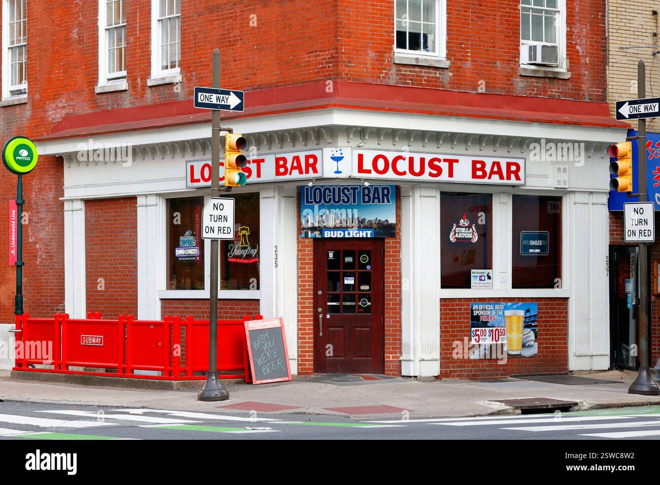 Locust Bar, 235 S 10th St, Philadelphie, Pennsylvanie. Photo de la vitrine d'un bar sportif dans le centre-ville. Banque D'Images