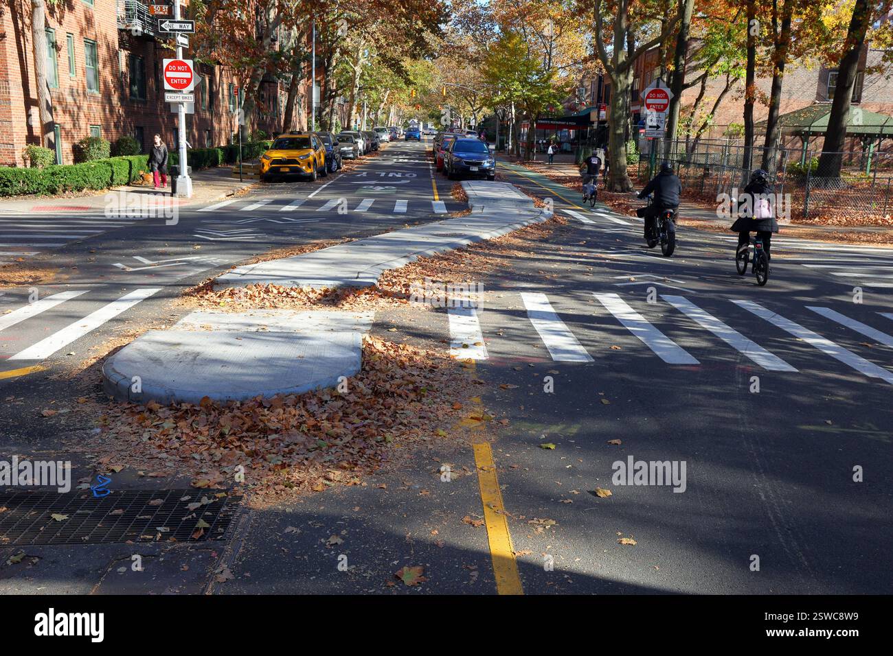 Cyclistes filtrant à travers un déviateur de virage forcé à 50 St et 39 Ave à Sunnyside Gardens, Queens, New York City. Banque D'Images