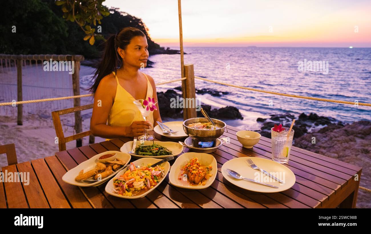 Profiter d'un dîner au coucher du soleil sur l'île de Koh Munnork, Rayong Thaïlande avec une délicieuse cuisine locale Banque D'Images