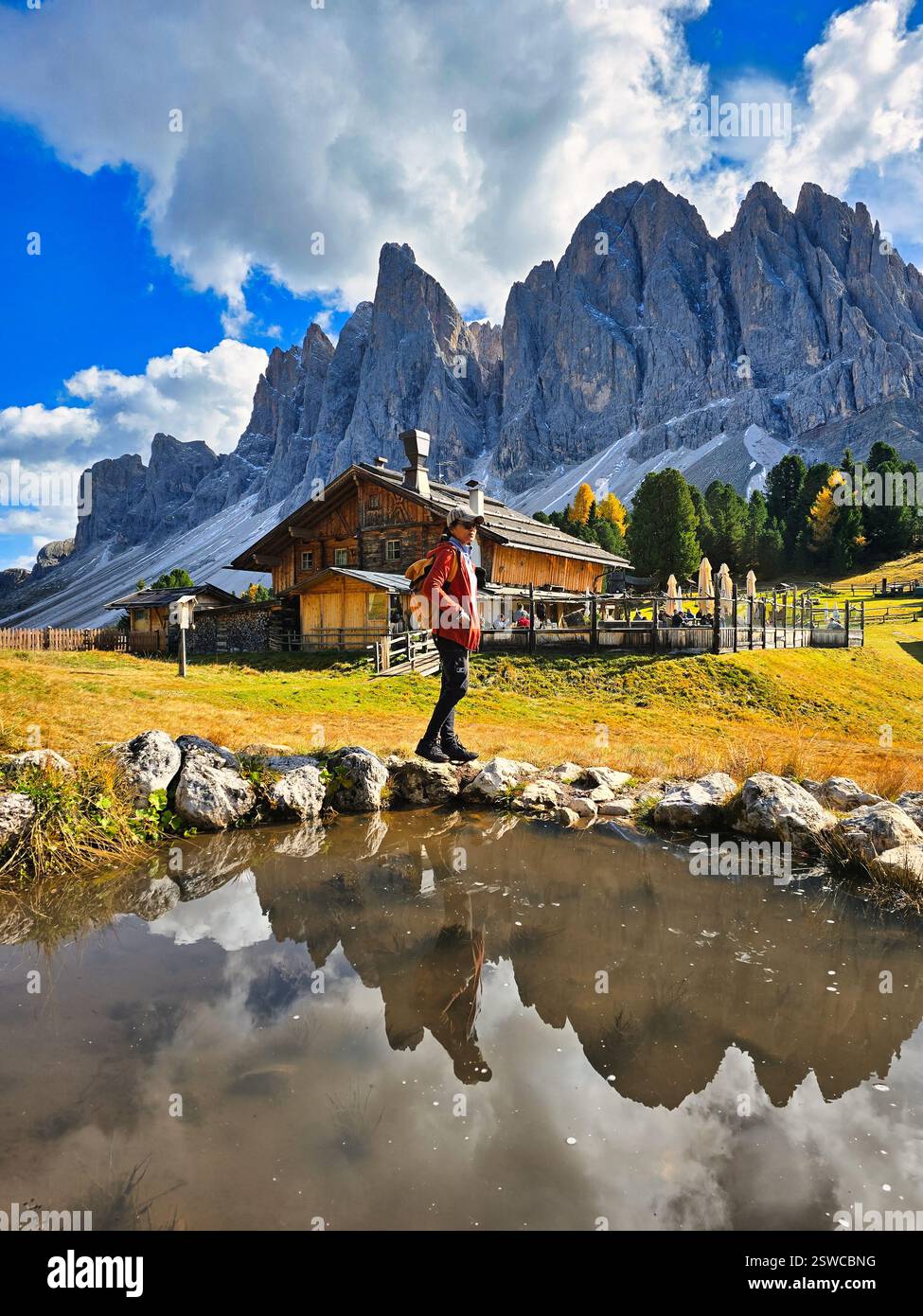 Découvrez le charme serein d'une cabane rustique nichée par les majestueux sommets des Dolomites en Italie Banque D'Images