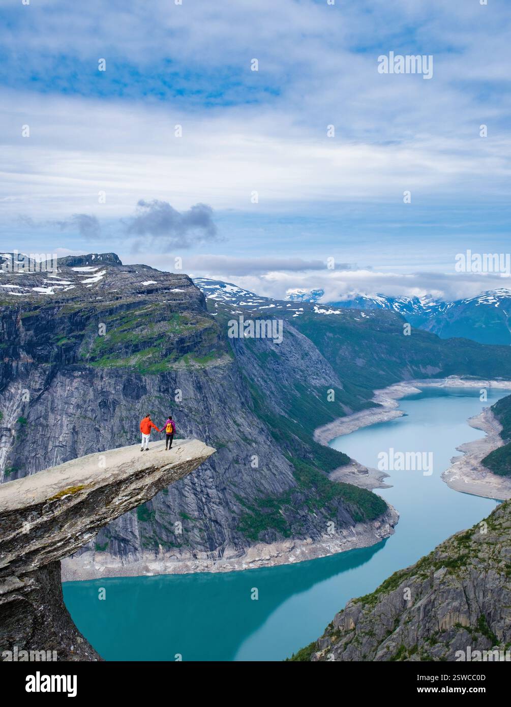 Deux randonneurs sur la falaise de Trolltunga en Norvège Banque D'Images
