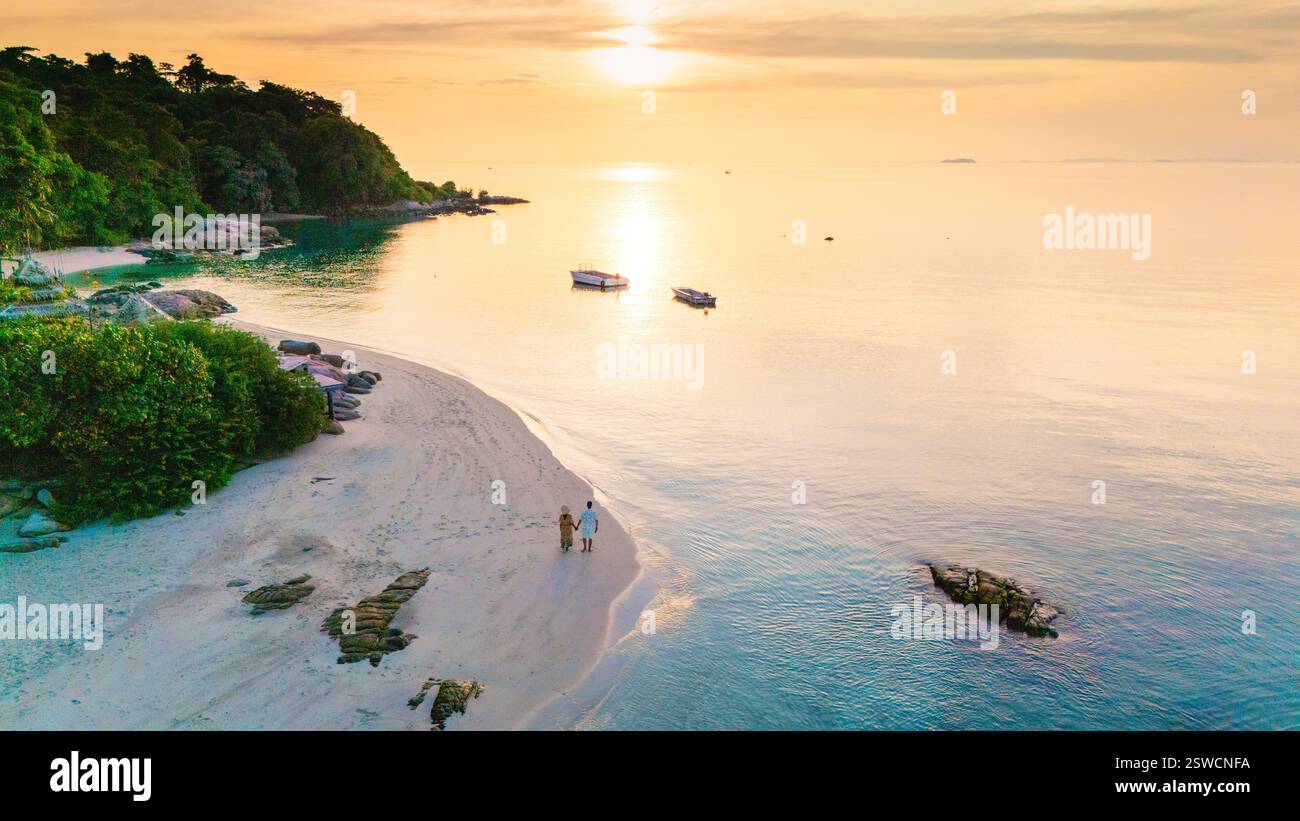 Balade sereine au coucher du soleil sur l'île de Koh Munnork à Rayong, Thaïlande Banque D'Images