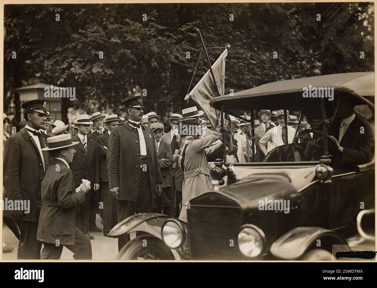 Des suffragettes arrêtées pour avoir piqué à la Maison Blanche. La photo montre une suffragette arrêtée devant la Maison Blanche, Washington, District de Columbia, escortée dans une voiture qui l'a emmenée à la maison de la gare. 14 juillet 1917. Banque D'Images