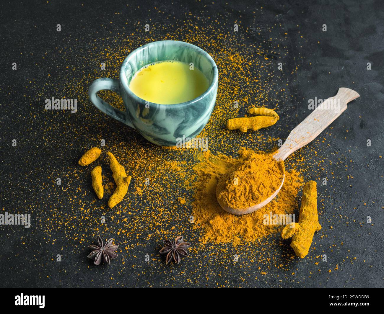 Lait doré, fait avec du curcuma. Un remède contre les virus et de nombreuses maladies Banque D'Images