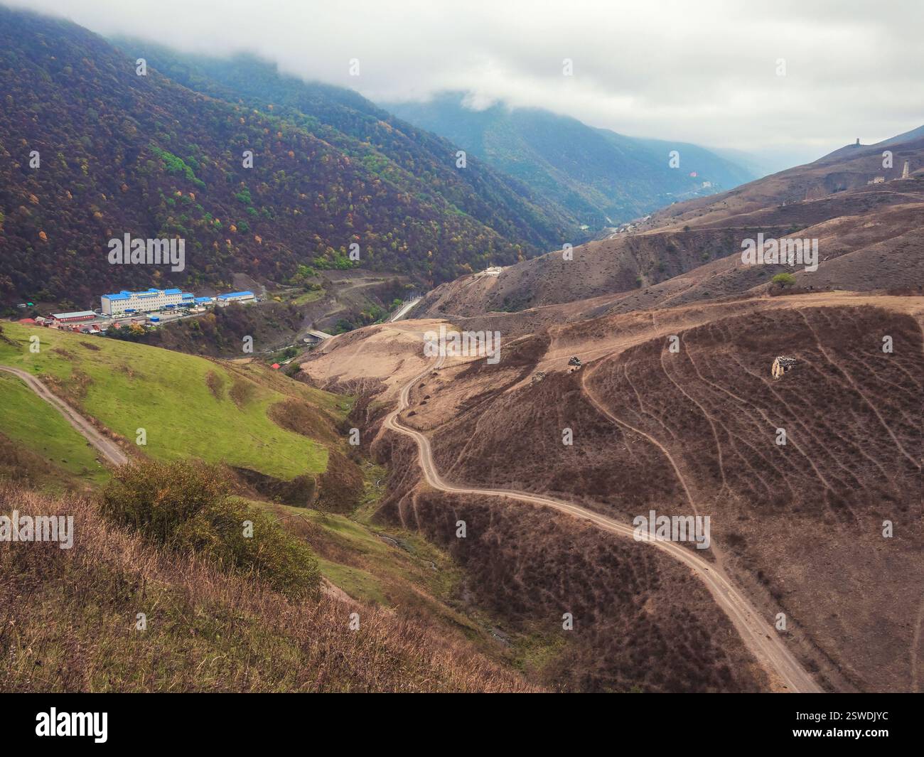 Chemin de terre traversant la vallée. Belles vues sur l'Ingouchie. Nouveau Banque D'Images