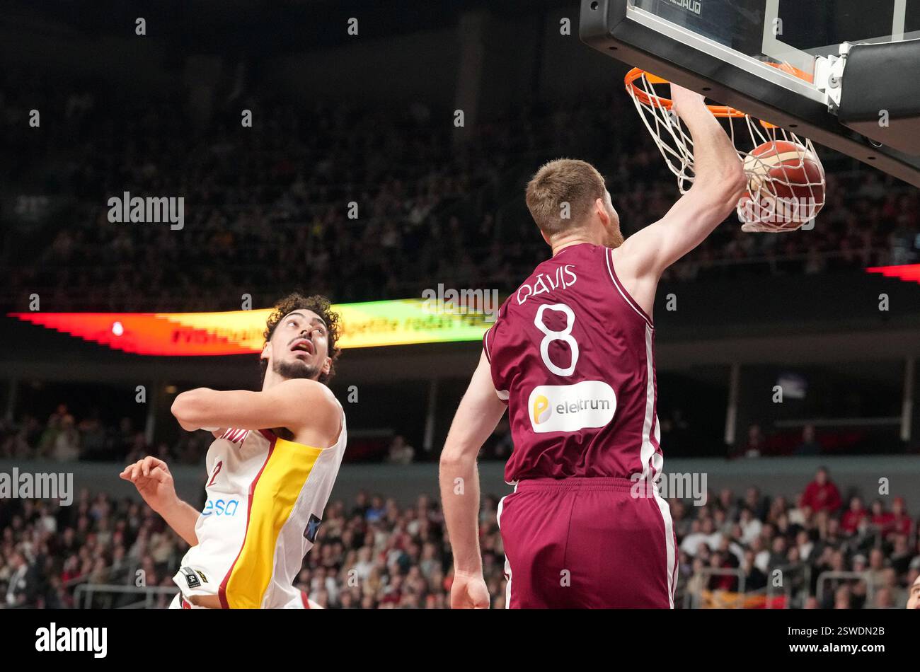 Riga, Lettonie. 20 février 2025. Le letton Davis Bertans (R) dunque lors du match de groupes des qualifications FIBA EuroBasket 2025 entre la Lettonie et l'Espagne à Riga, Lettonie, le 20 février 2025. Credit : Edijs Palens/Xinhua/Alamy Live News Banque D'Images