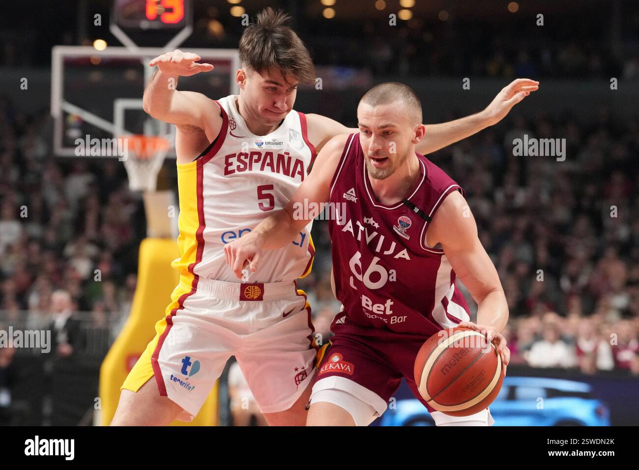 Riga, Lettonie. 20 février 2025. Le letton Kristers Zoriks (R) affronte l'Espagnol Rafael Villar lors du match de groupes des qualifications FIBA EuroBasket 2025 entre la Lettonie et l'Espagne à Riga, Lettonie, le 20 février 2025. Credit : Edijs Palens/Xinhua/Alamy Live News Banque D'Images