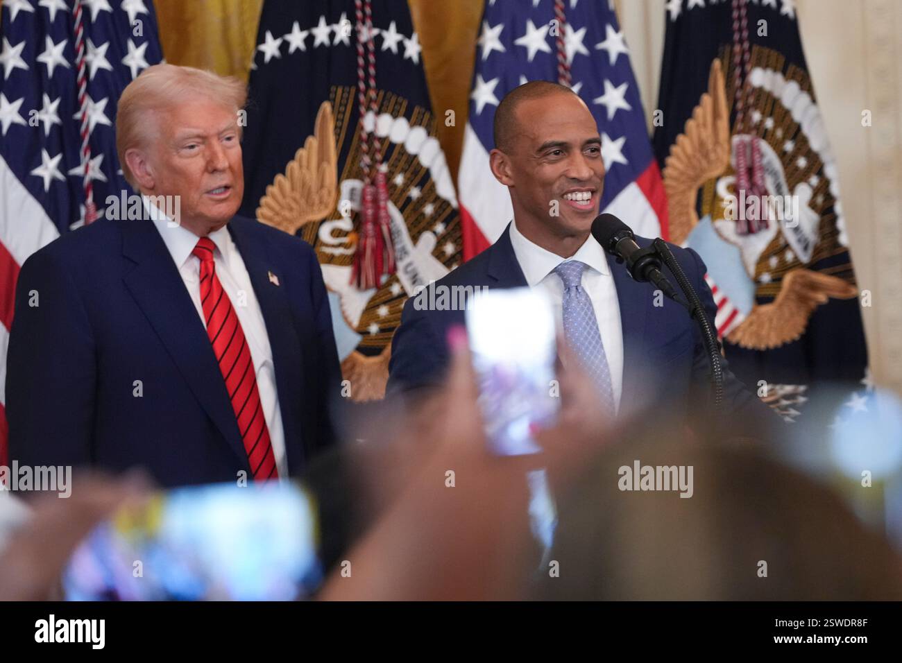 Washington, Vereinigte Staaten. 20 février 2025. Le président des États-Unis Donald J Trump présente le secrétaire américain au logement et au développement urbain Scott Turner lors d'une réception du mois de l'histoire des Noirs à la Maison Blanche à Washington, DC, le 20 février 2025. Crédit : Chris Kleponis/CNP/dpa/Alamy Live News Banque D'Images