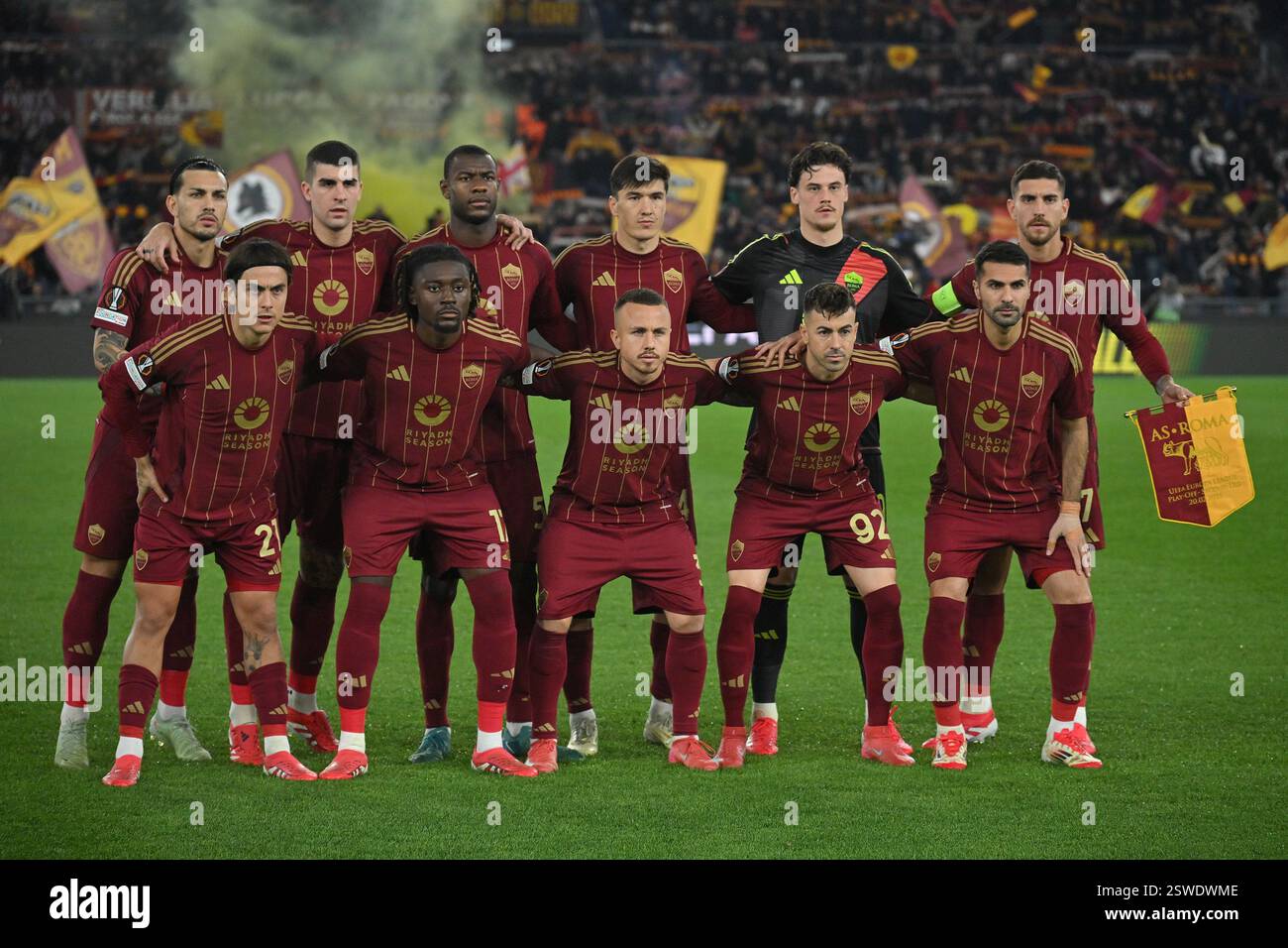 Rome, Italie. 20 février 2025. Les joueurs de l'équipe rom posent pour une photo de groupe lors du match de 2e manche de la phase d'élimination de L'Europa League entre L'AS Roma contre le FC Porto au stade olympique, Mattia Vian lors de L'AS Roma contre le FC Porto, match de Football Europa League à Rome, Italie, 20 février 2025 crédit : Agence photo indépendante/Alamy Live News Banque D'Images
