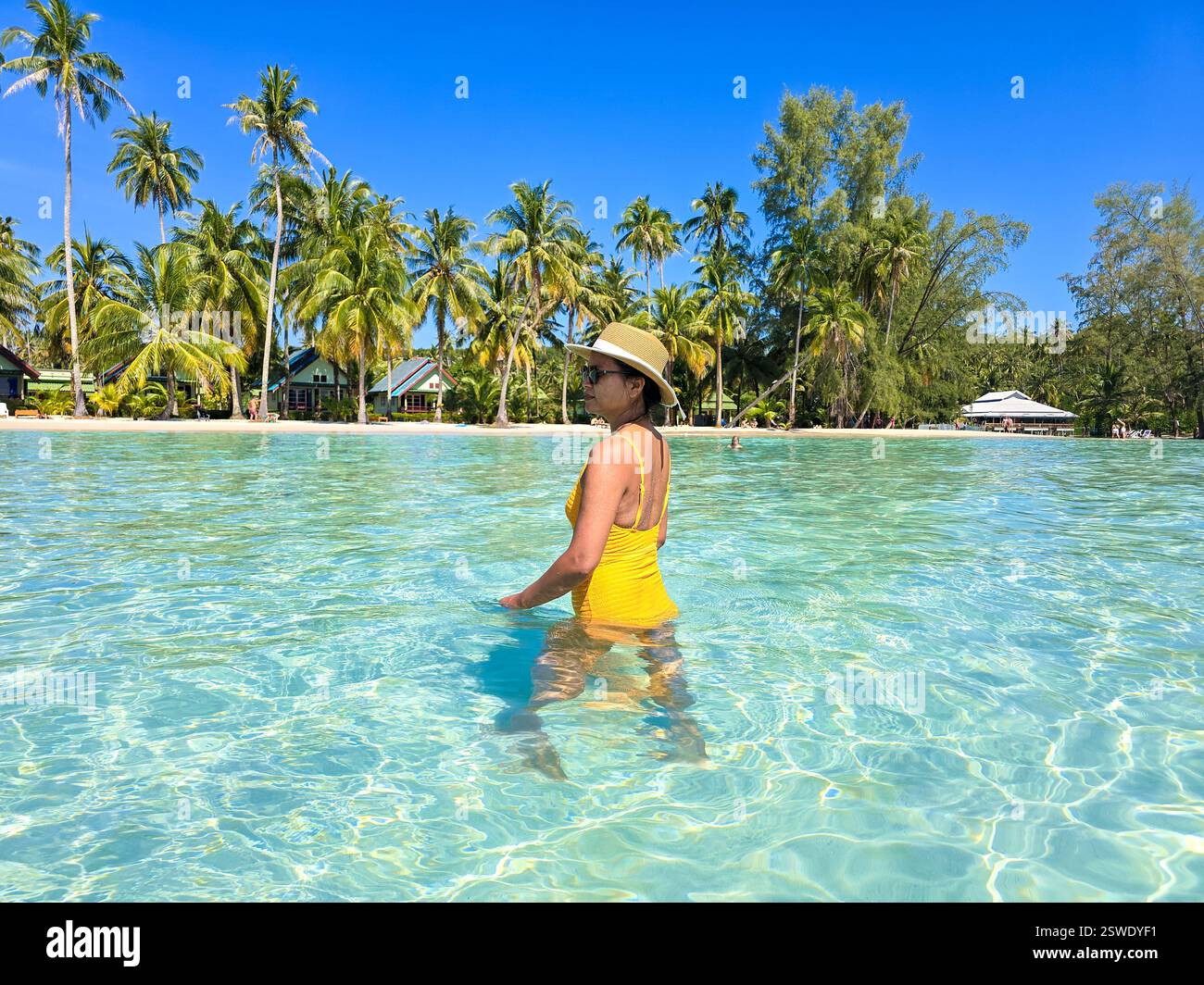Sérénité dans les eaux claires de Koh Kood, Thaïlande par un jour ensoleillé Banque D'Images