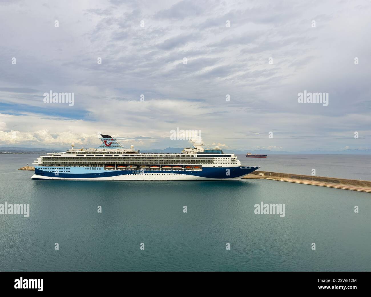 Katakolo, Grèce - 4 juillet 2024 : bateau de croisière Marella Explorer dans le port Banque D'Images