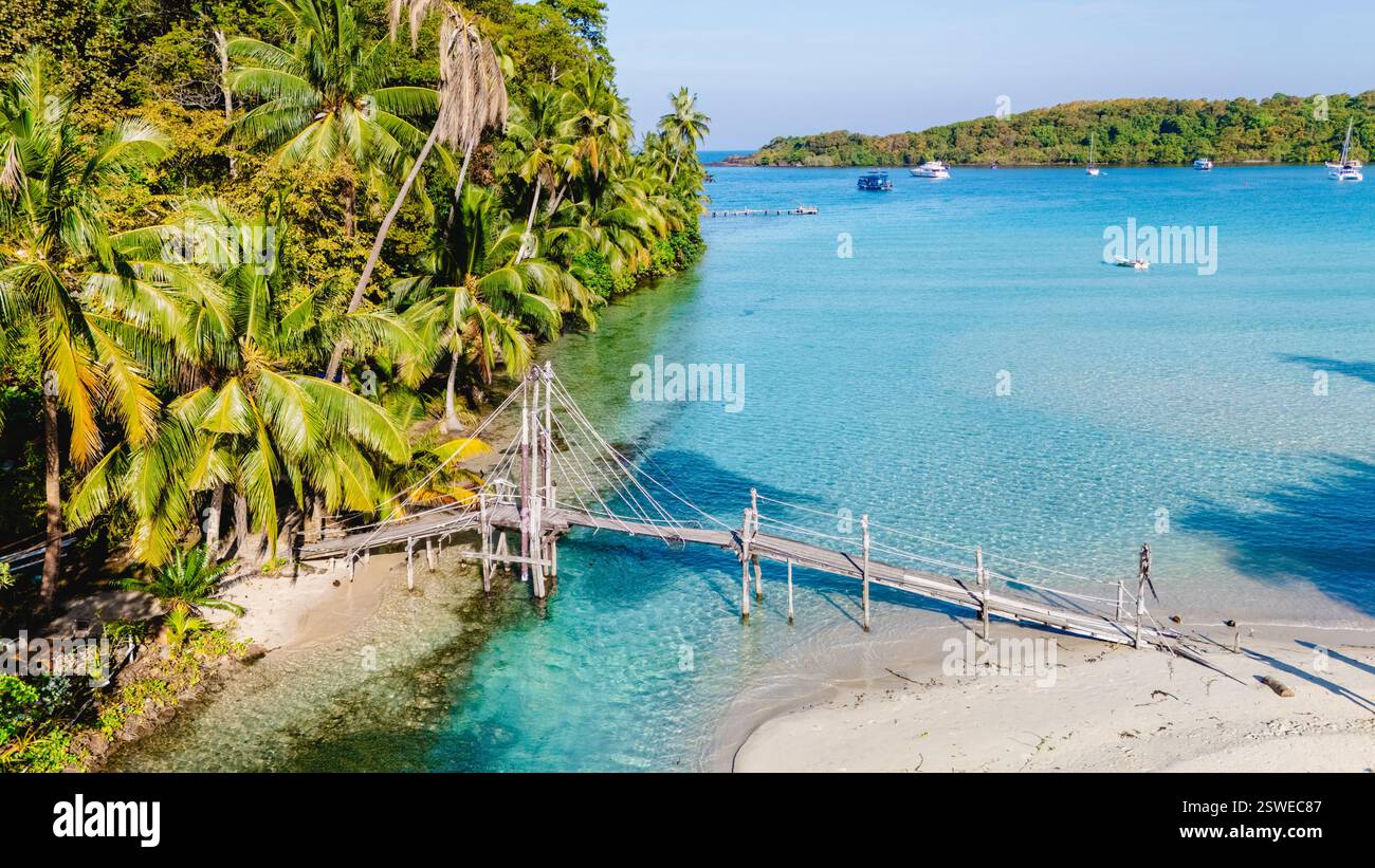 Escapade tropicale sereine à Koh Kood avec des eaux turquoises et des palmiers balançant en Thaïlande Banque D'Images