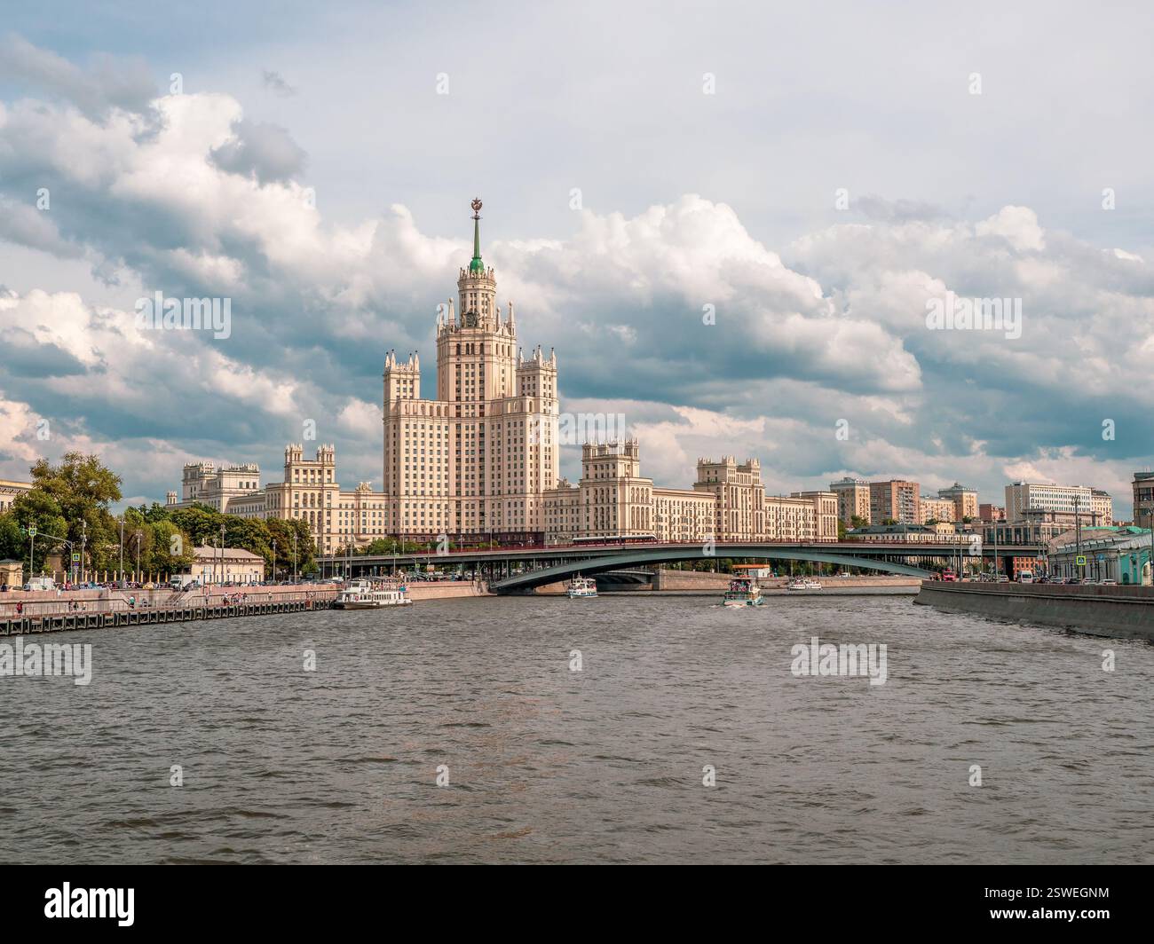 Navigation sur le fleuve Moscou. Belles vues de Moscou. Pont en arc sur la rivière Moscou. Russie Banque D'Images