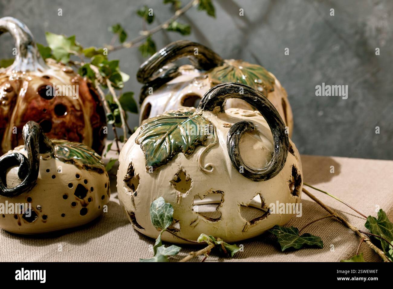 Décorations d'Halloween citrouilles en céramique fabriquées à la main Banque D'Images