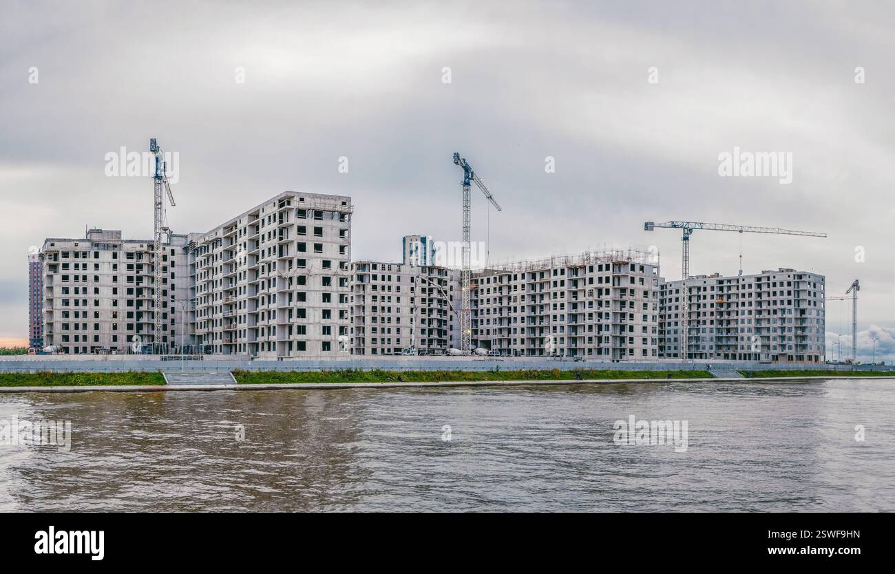 Vue panoramique sur le chantier de construction et le bâtiment de grande hauteur. Bâtiment de grande hauteur en construction. fram en béton armé Banque D'Images