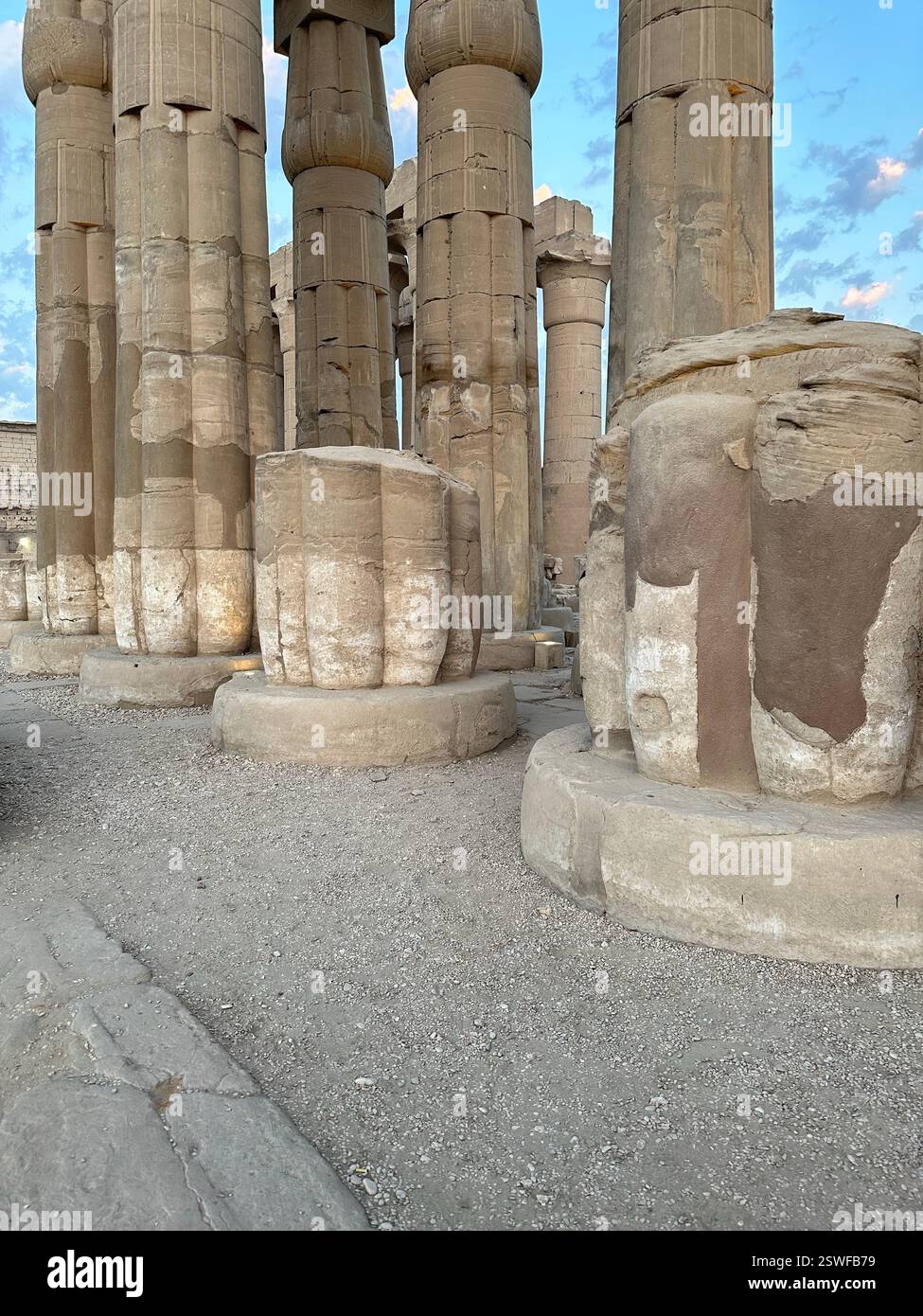 Colonnes de papyrus fermées au temple de Louxor pendant le coucher du soleil, Égypte Banque D'Images